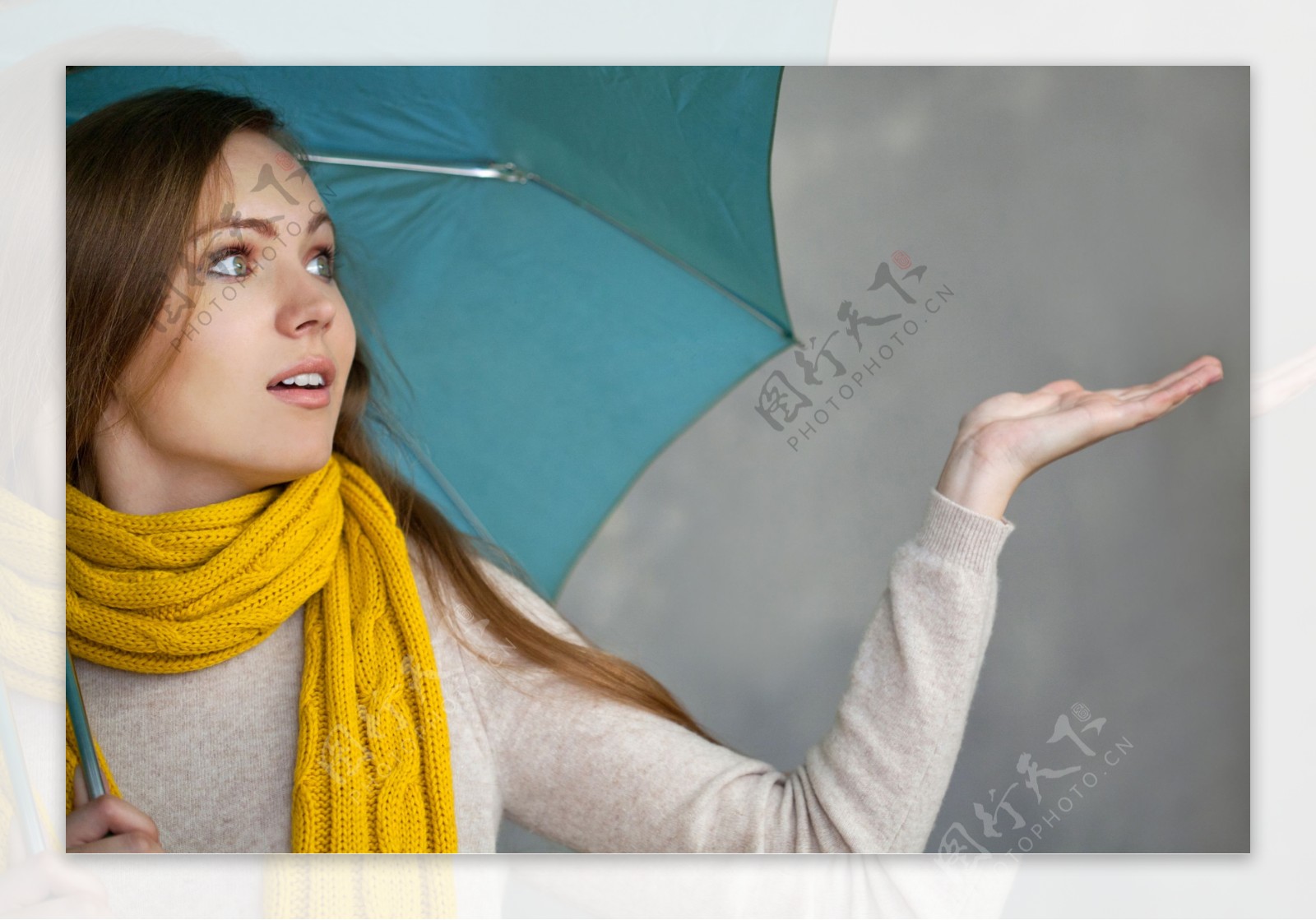 打雨伞的时尚美女图片
