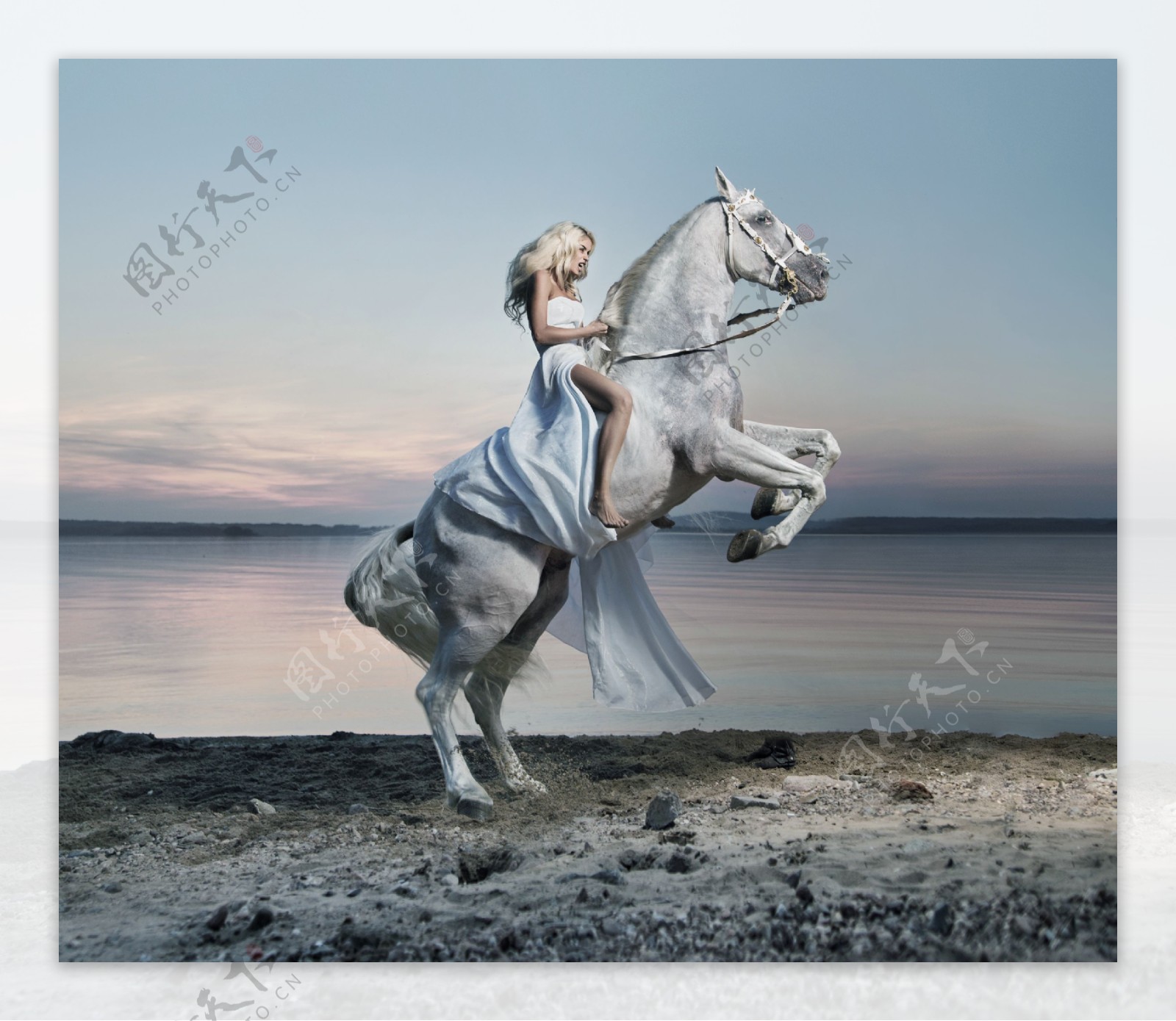 湖边骑马的美女图片