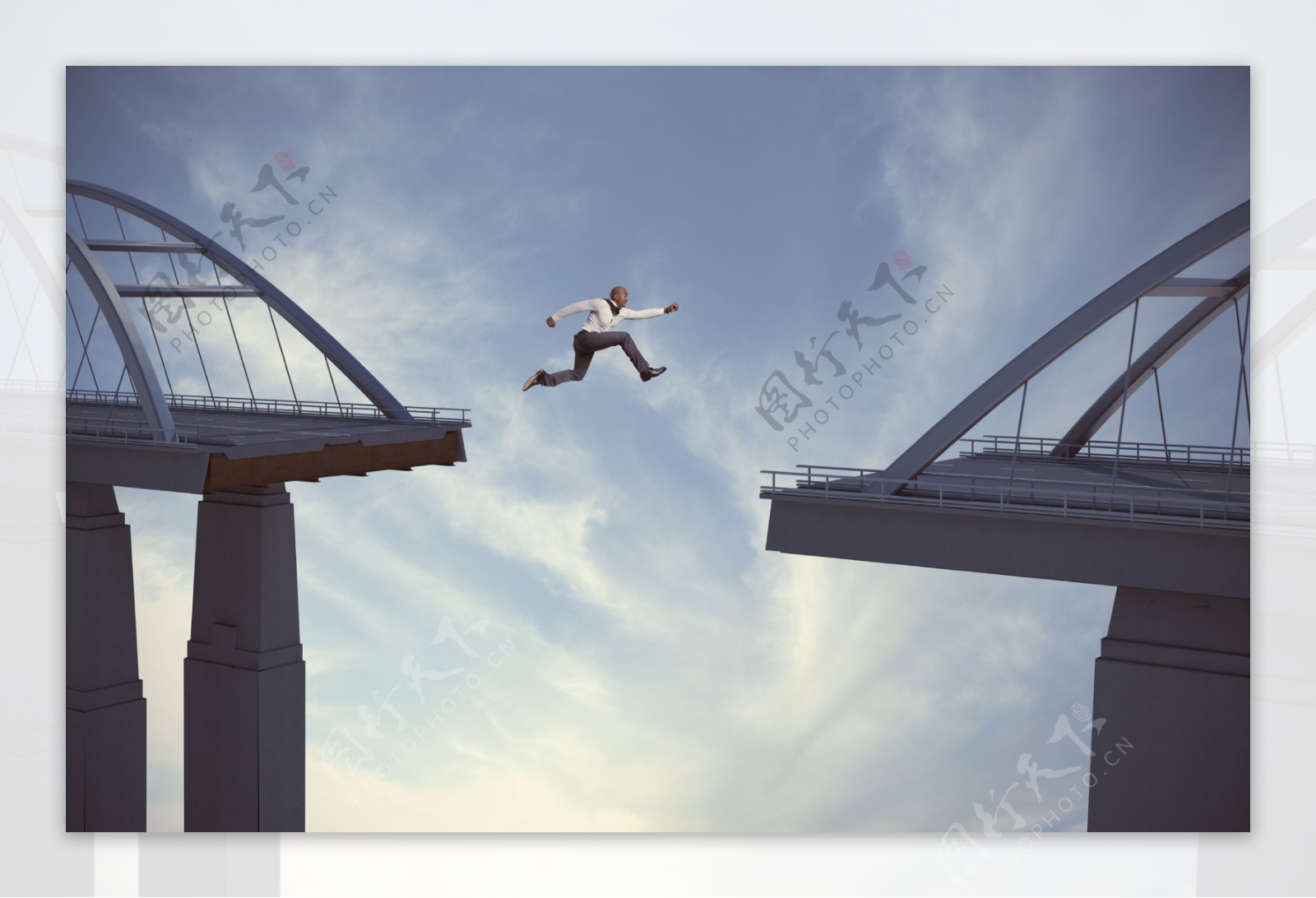 天桥飞越的商务男人图片