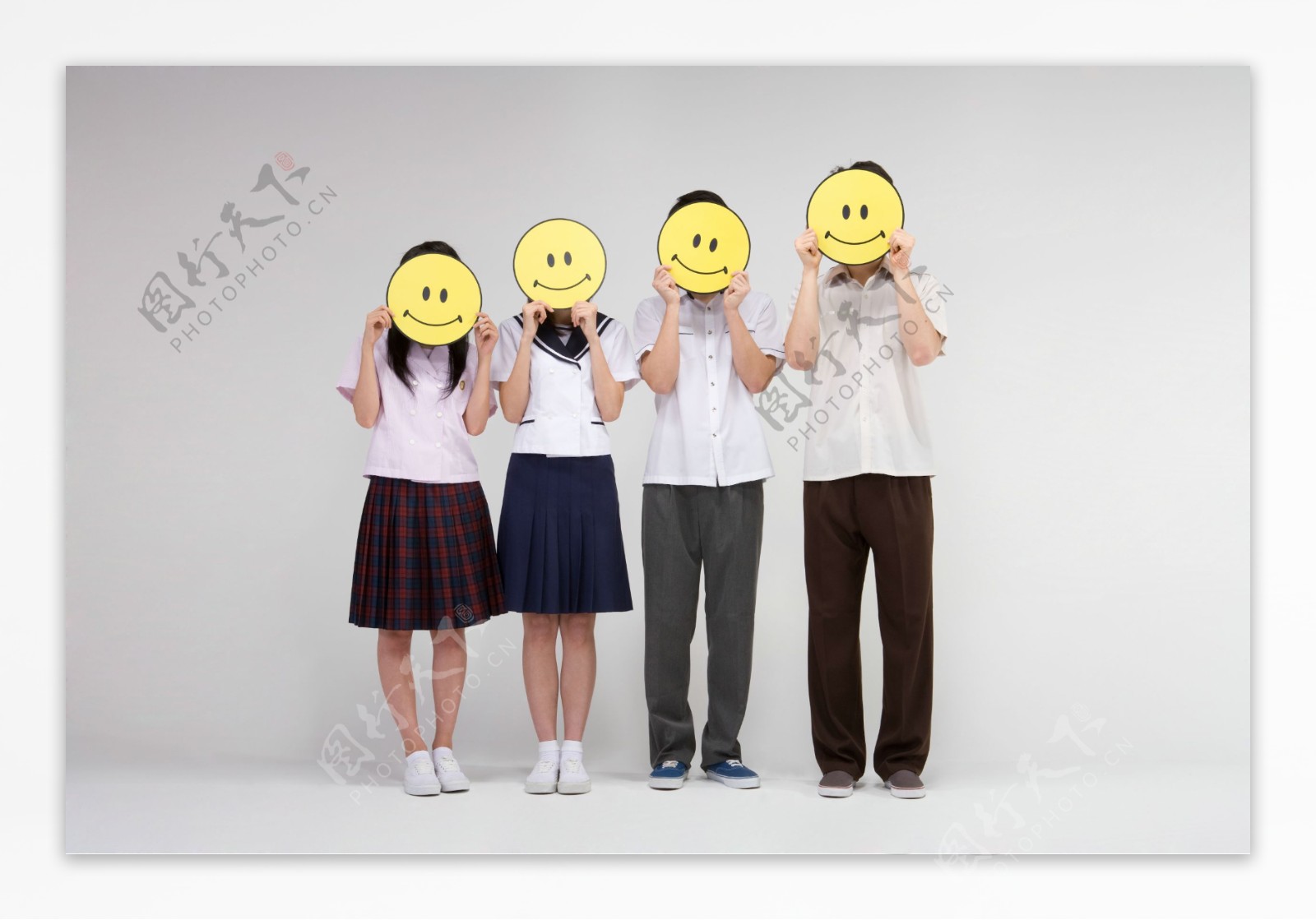 四个带着笑脸面具学生图片