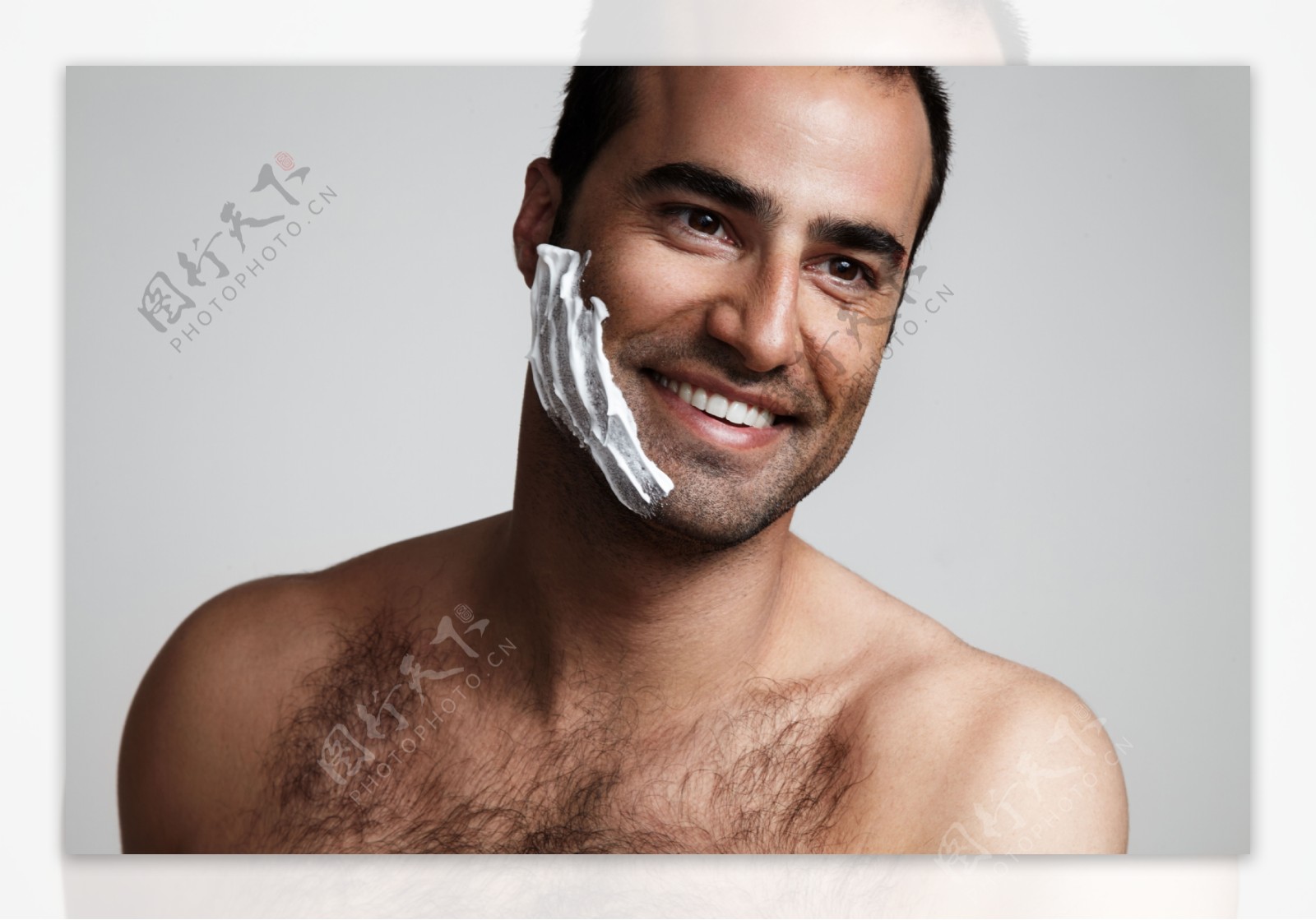 刮胡须的肌肉男人图片