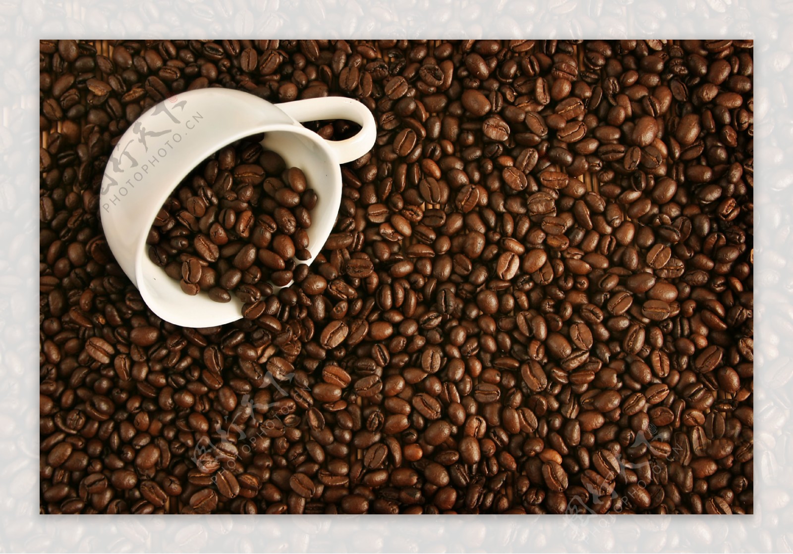 咖啡豆与倒掉的咖啡杯图片