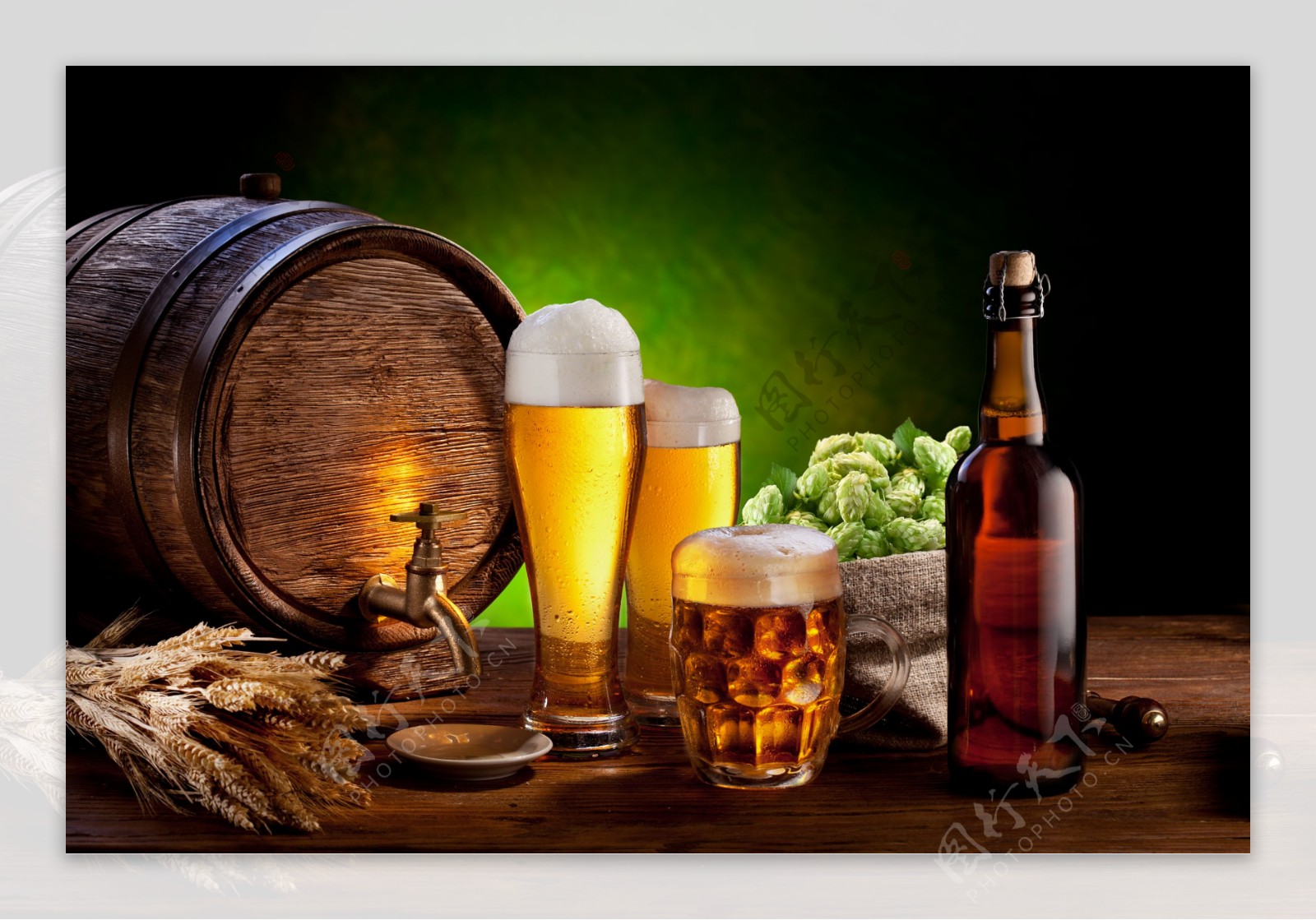 啤酒桶和酒瓶酒杯图片