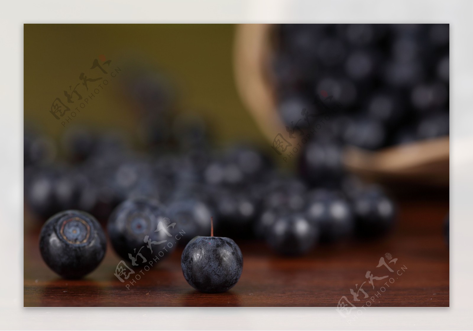 木板上的蓝莓图片