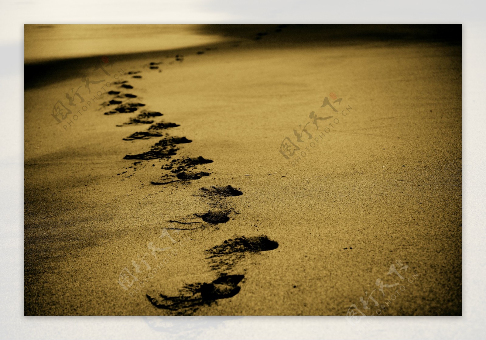 唯美沙滩脚印图片