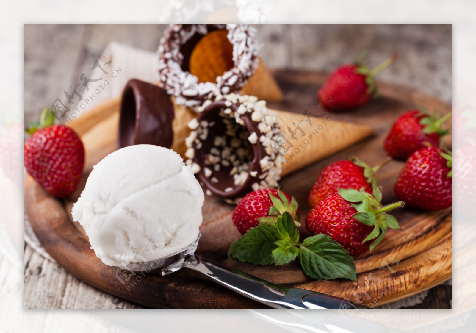 巧克力冰淇淋与草莓图片