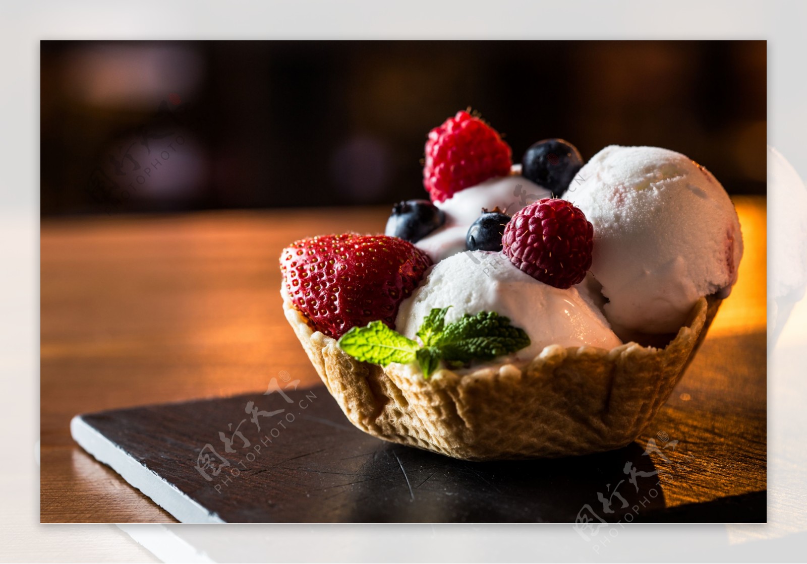 蓝莓草莓冰淇淋图片
