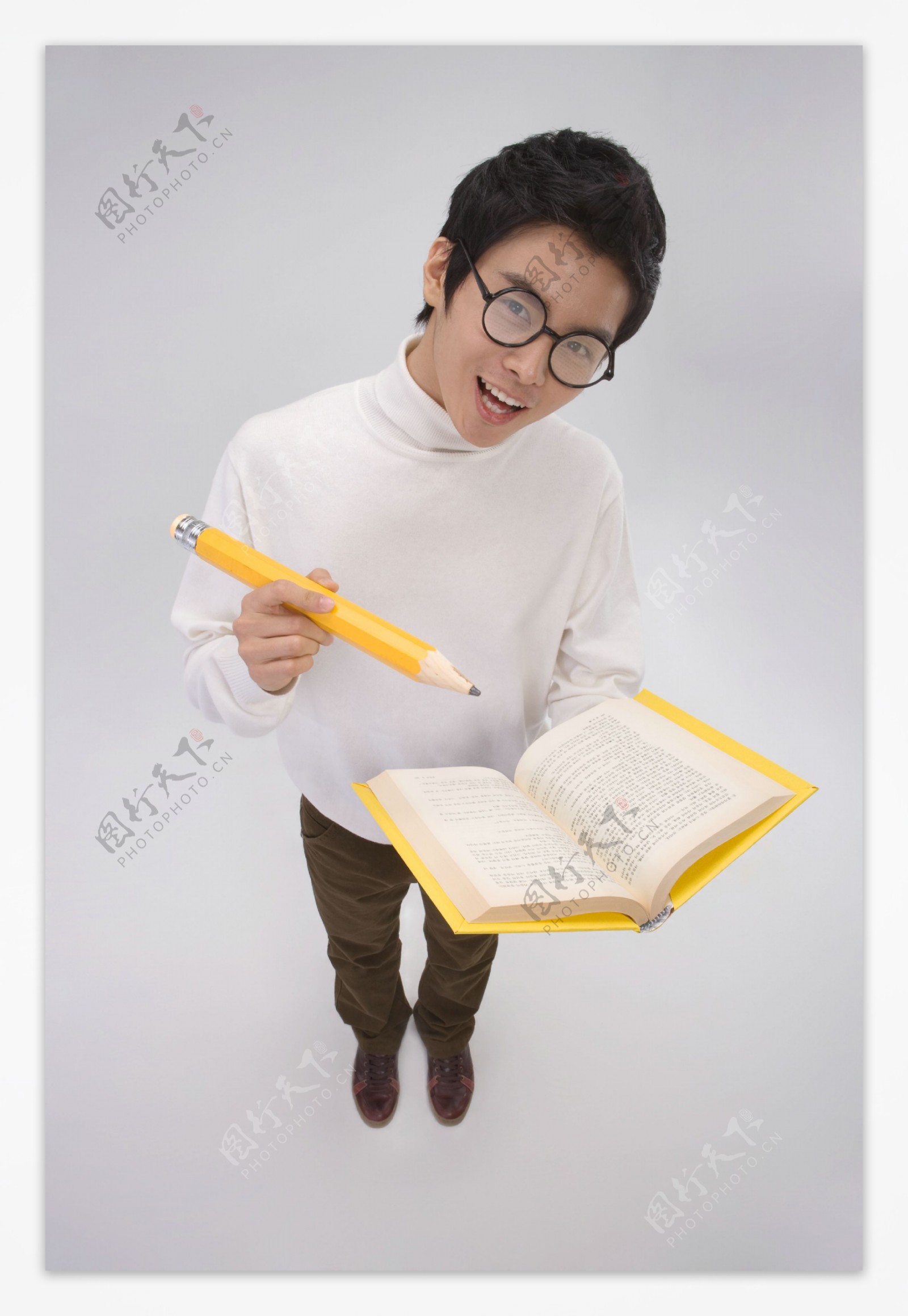 拿着书本和铅笔戴眼镜的男生图片