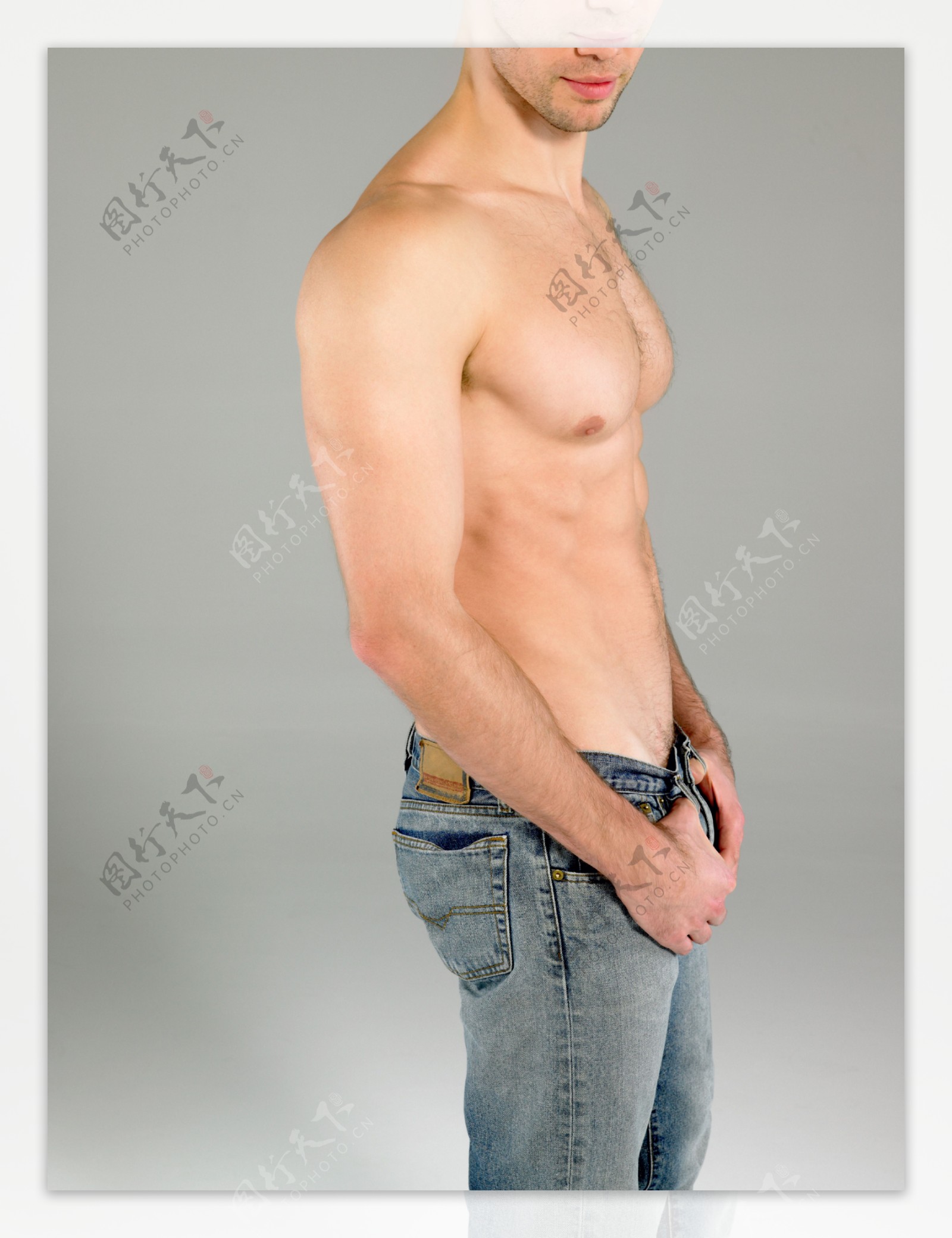 展示完美肌肉的外国男性图片