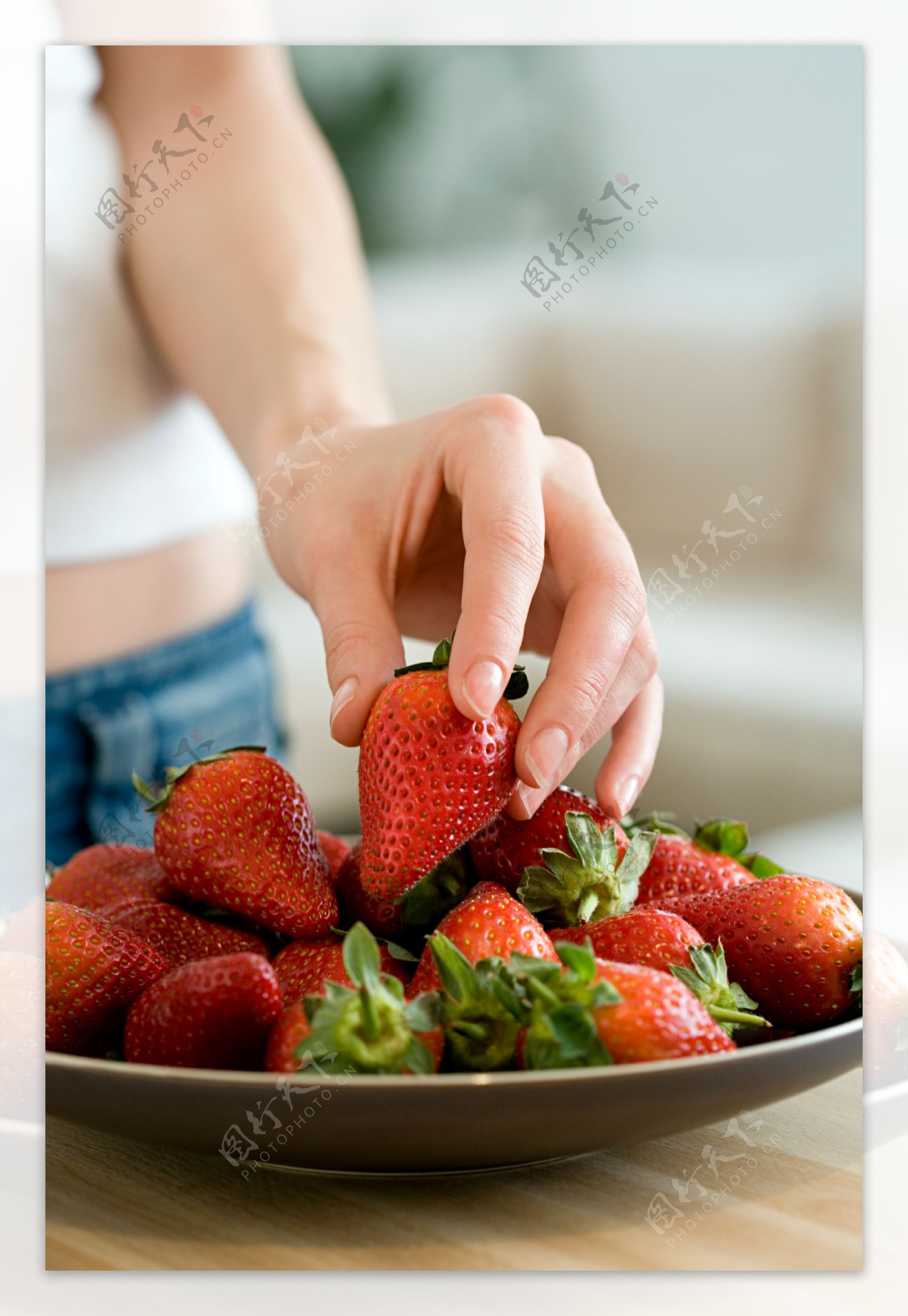 盘子里的草莓图片素材-编号26426753-图行天下