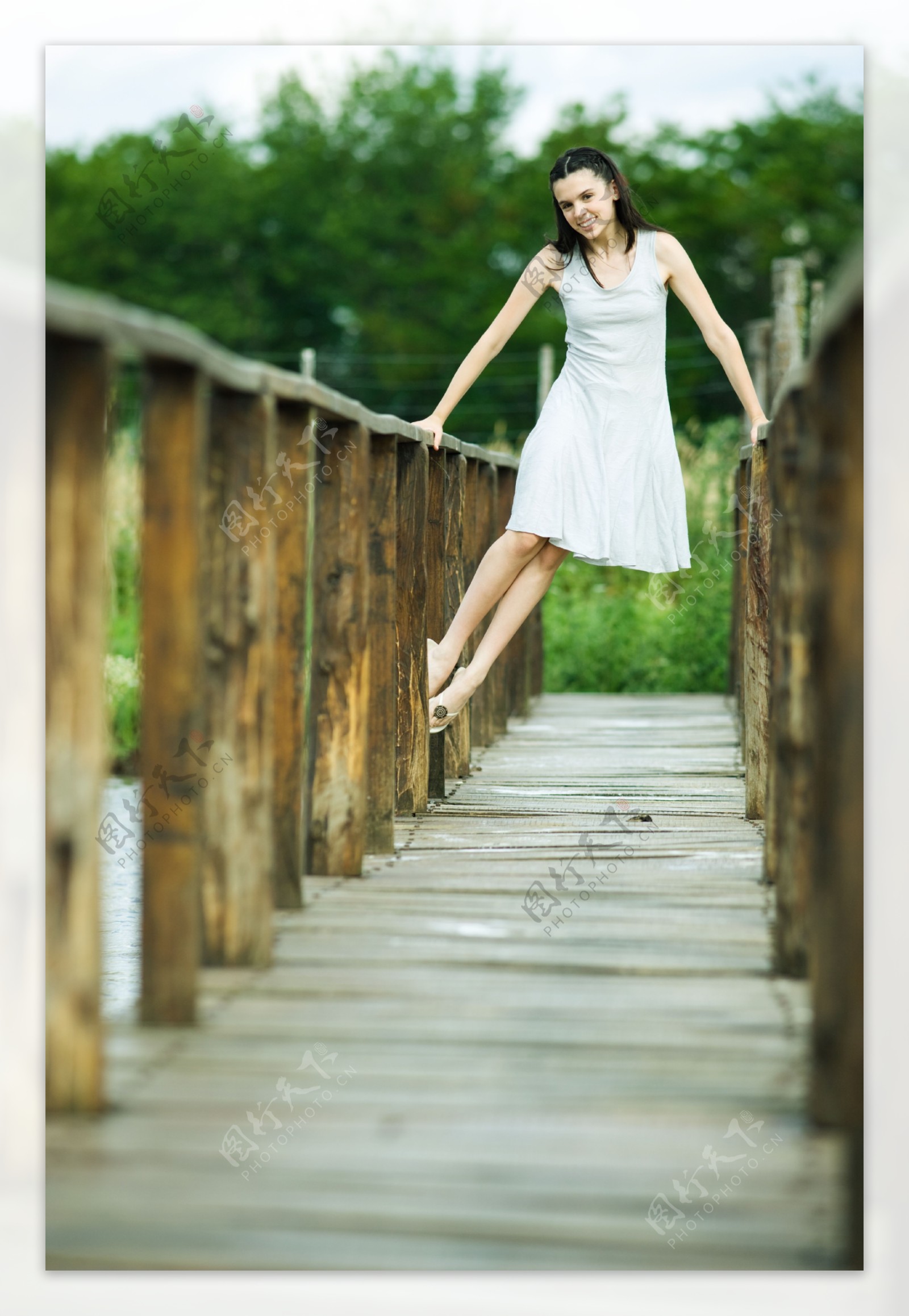 木桥上的美女写真图片