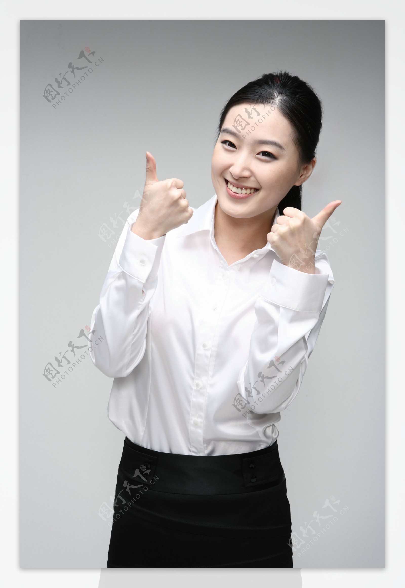 微笑竖起大拇指的商务美女图片