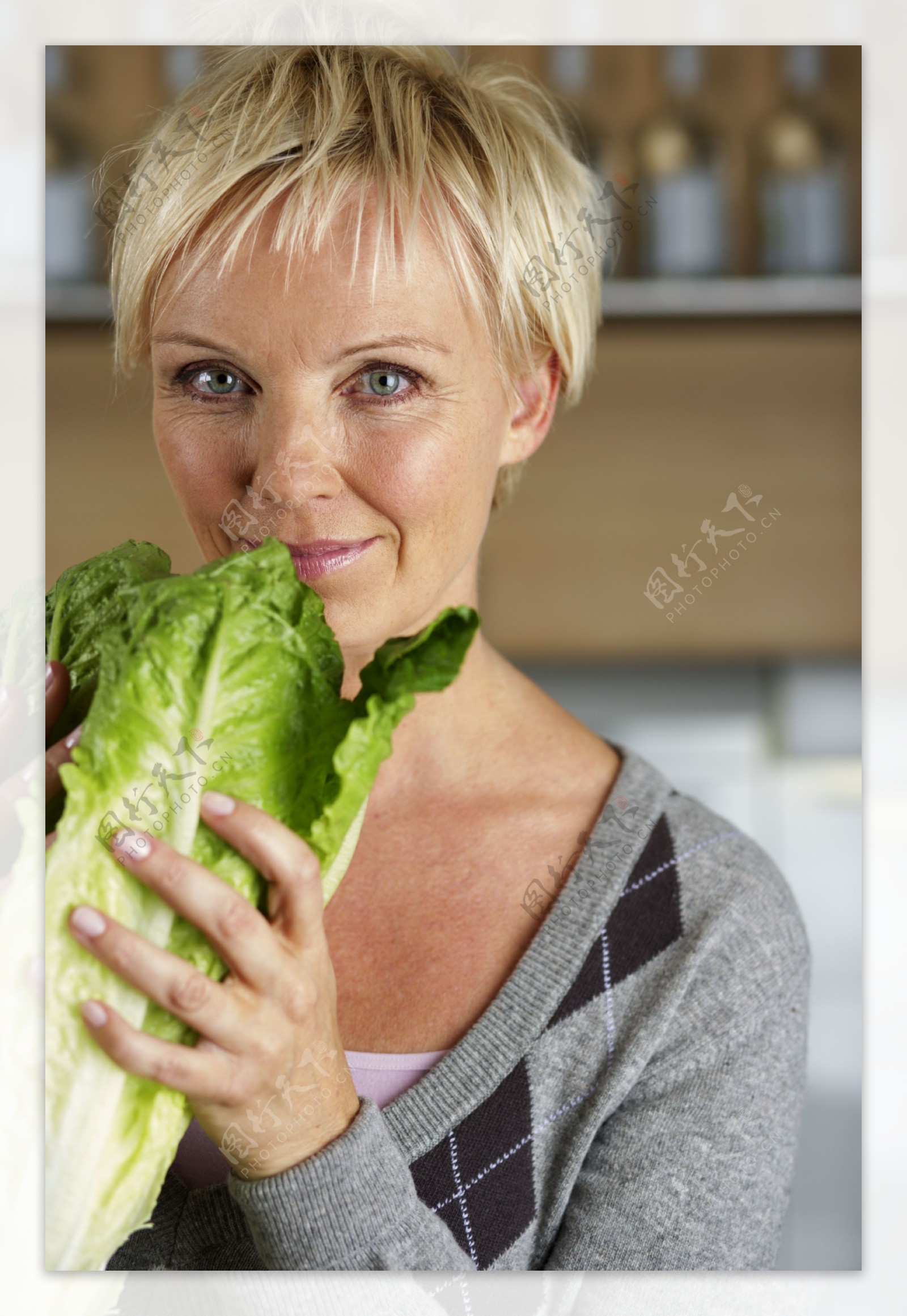 拿着蔬菜的女人图片
