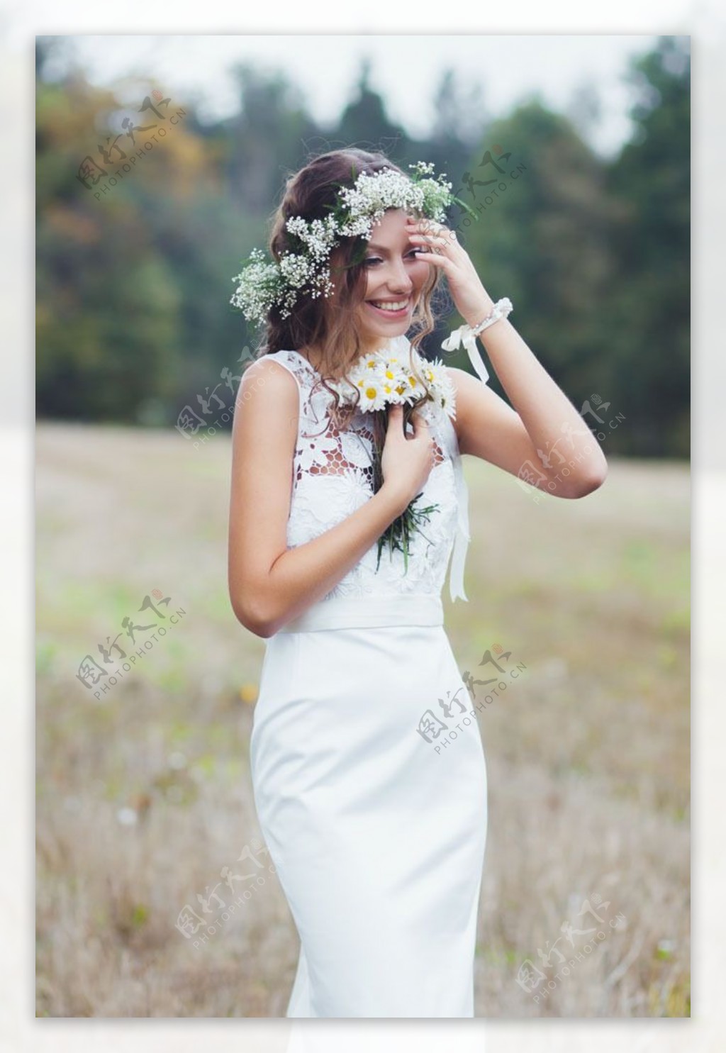 捧着花开心笑的新娘图片