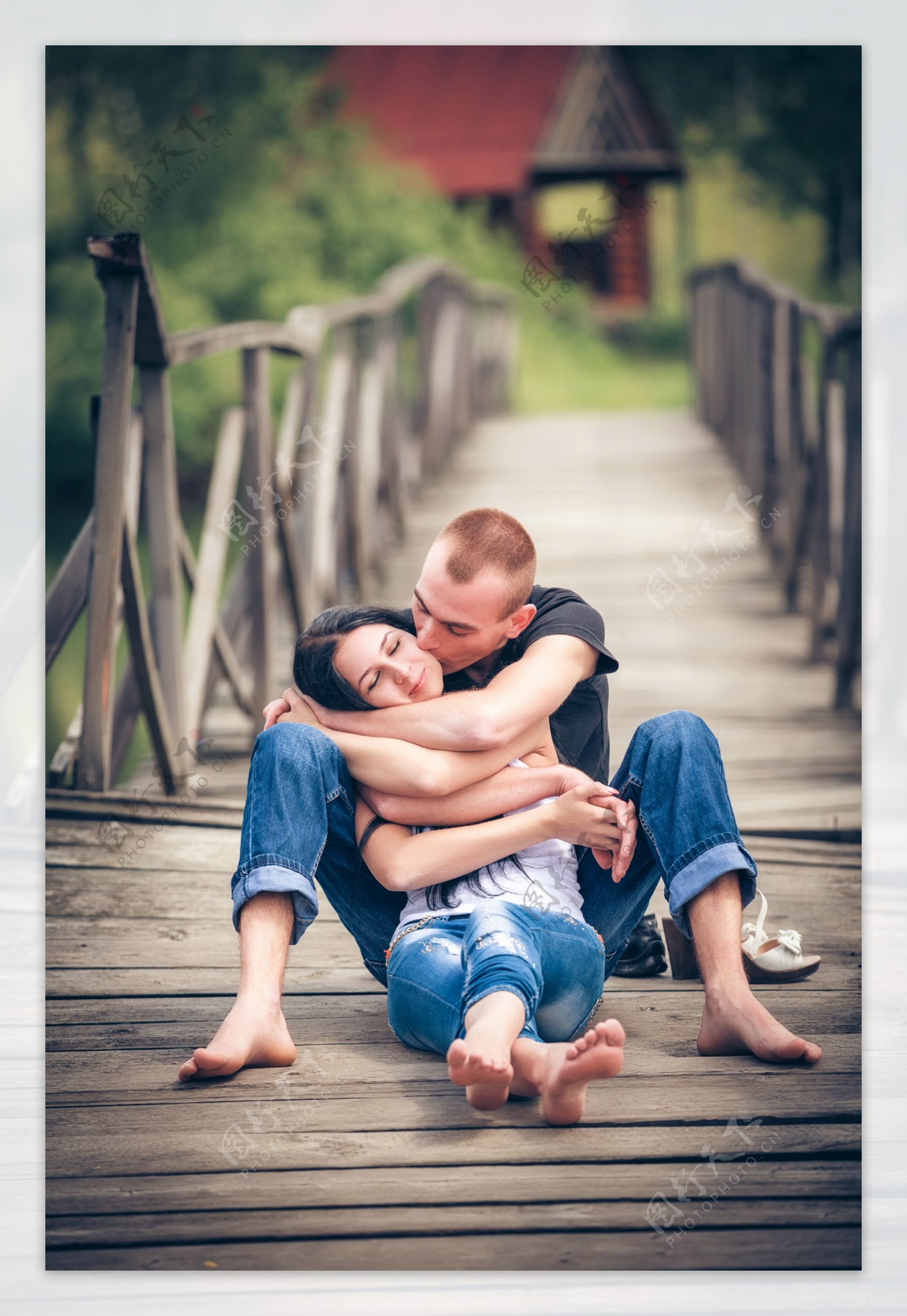 桥上坐着亲吻的情侣图片
