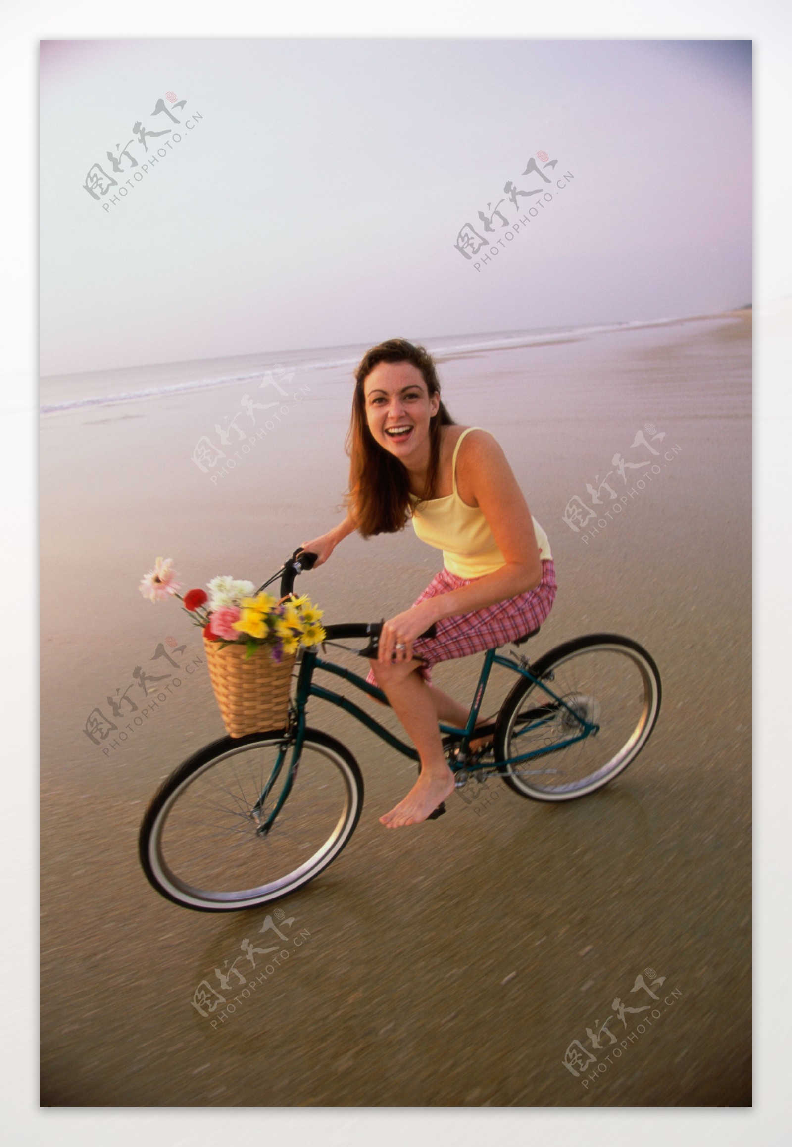 沙滩上骑车的外国美女图片
