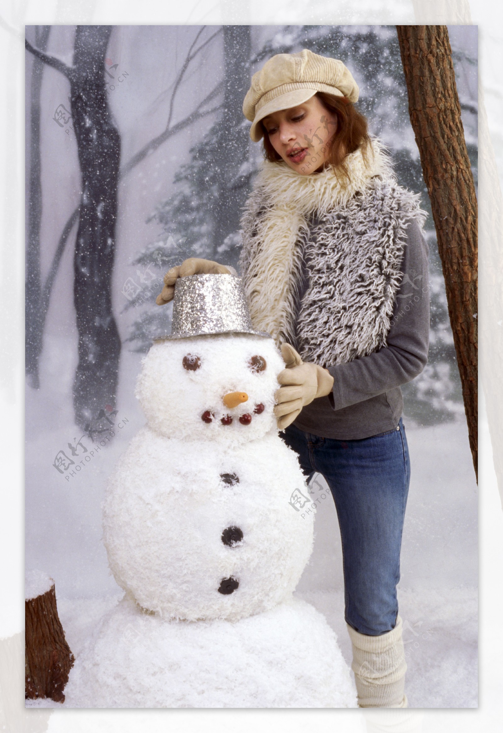 时尚美女与雪人图片