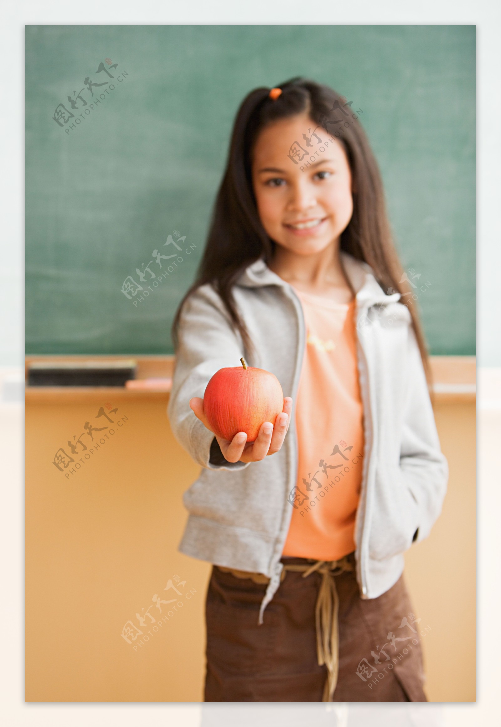 手拿红苹果的小女孩图片