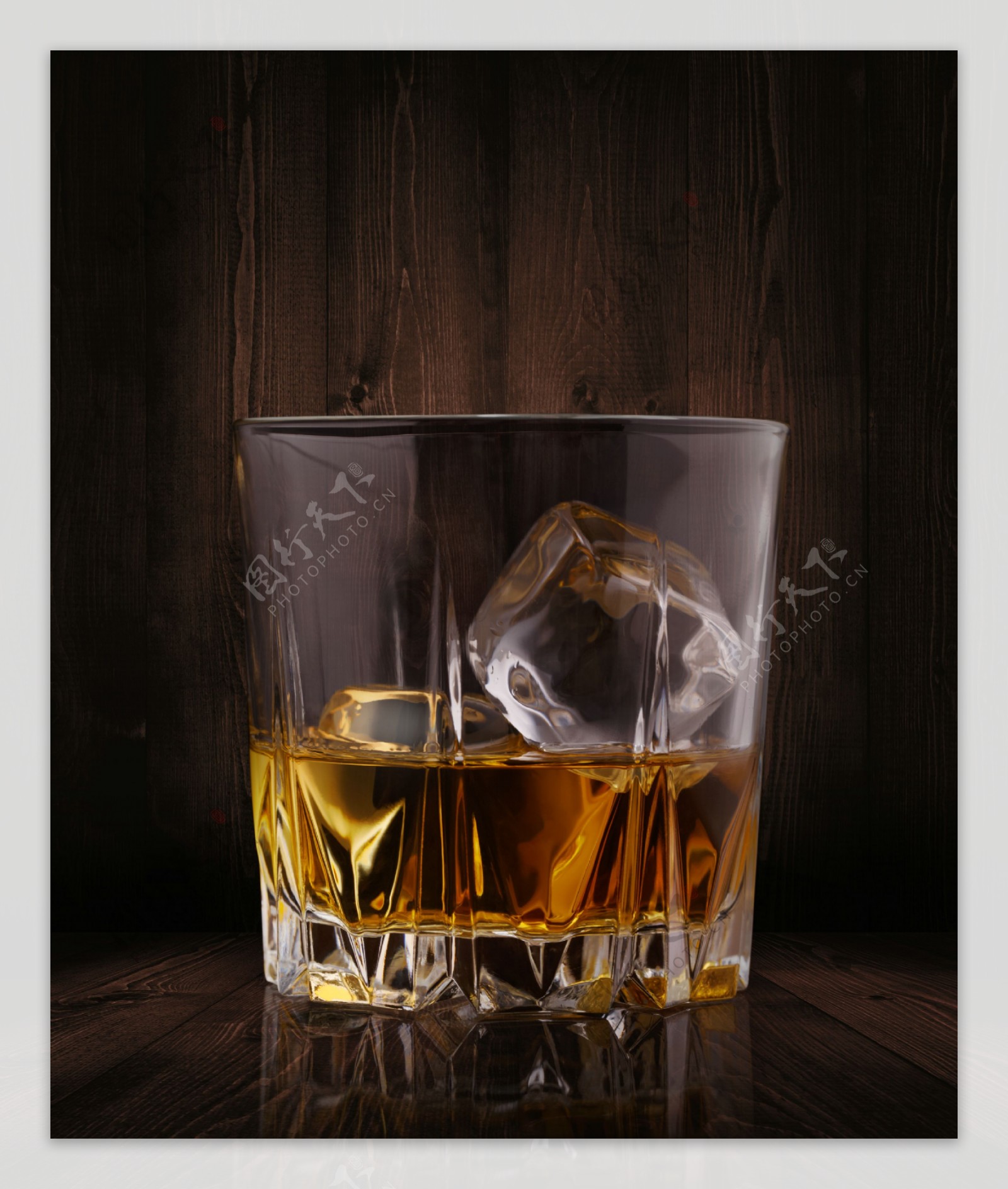 酒杯中的威士忌与冰块