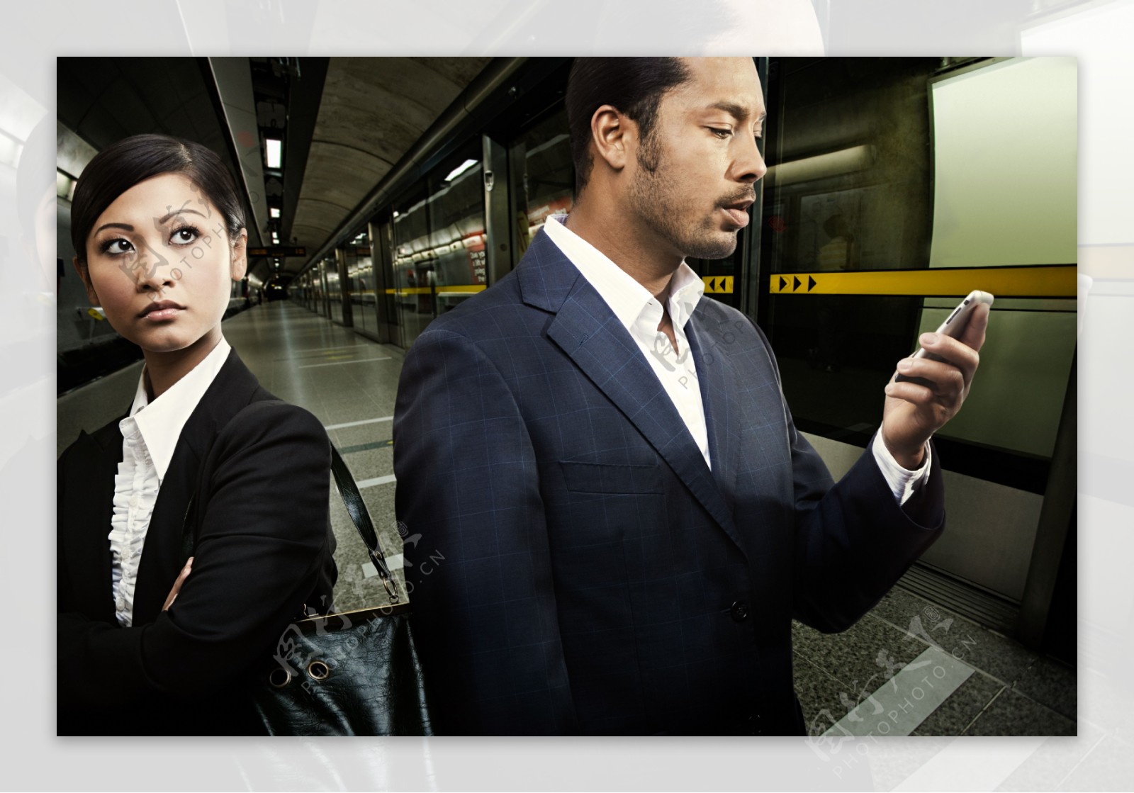 地铁等车的成功男人和成功女性图片