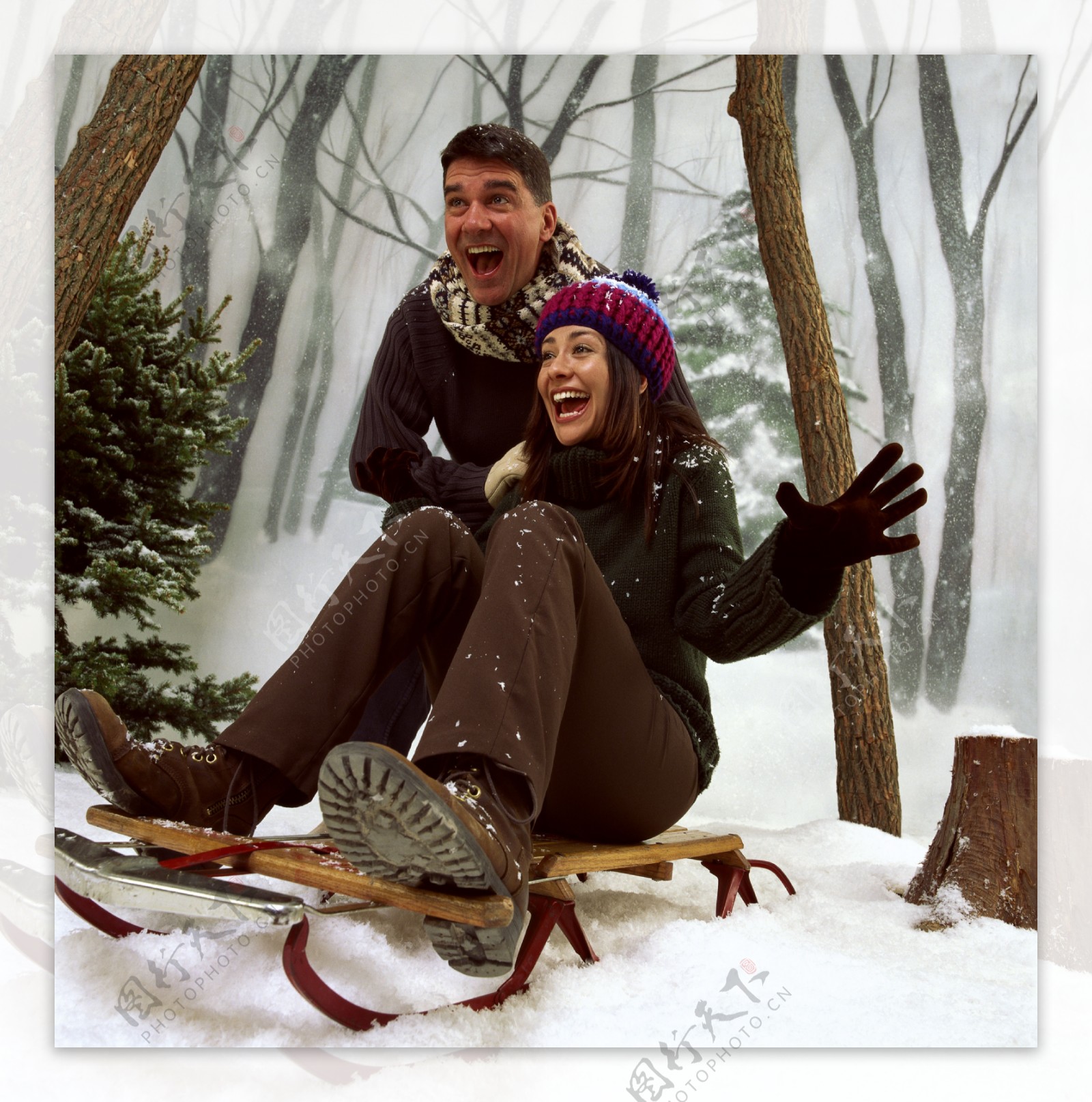 坐雪橇的夫妻图片