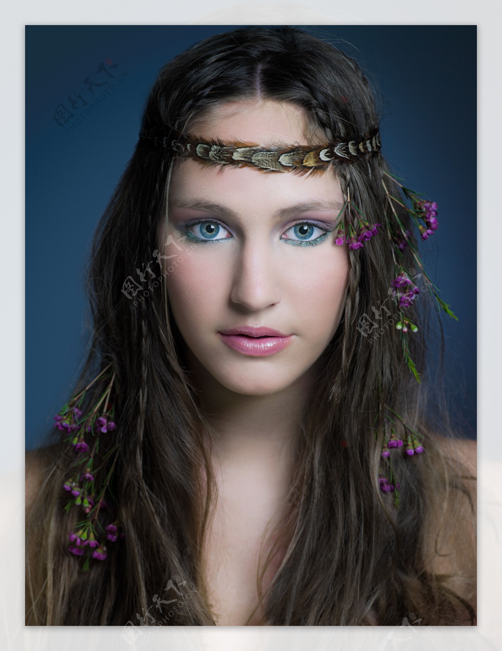 头上戴着羽毛和花朵的神秘漂亮女孩图片图片