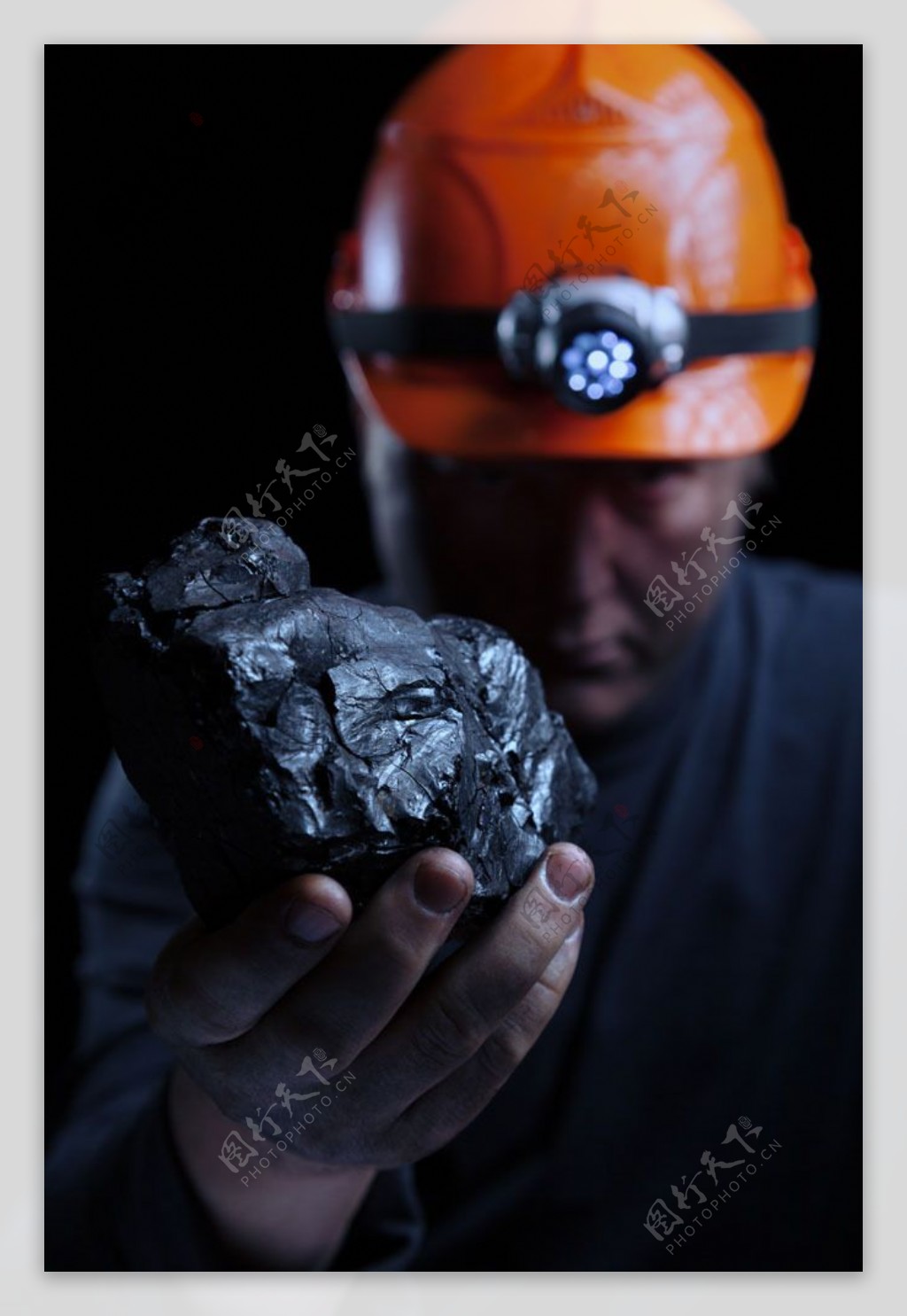 拿着煤炭的矿工图片