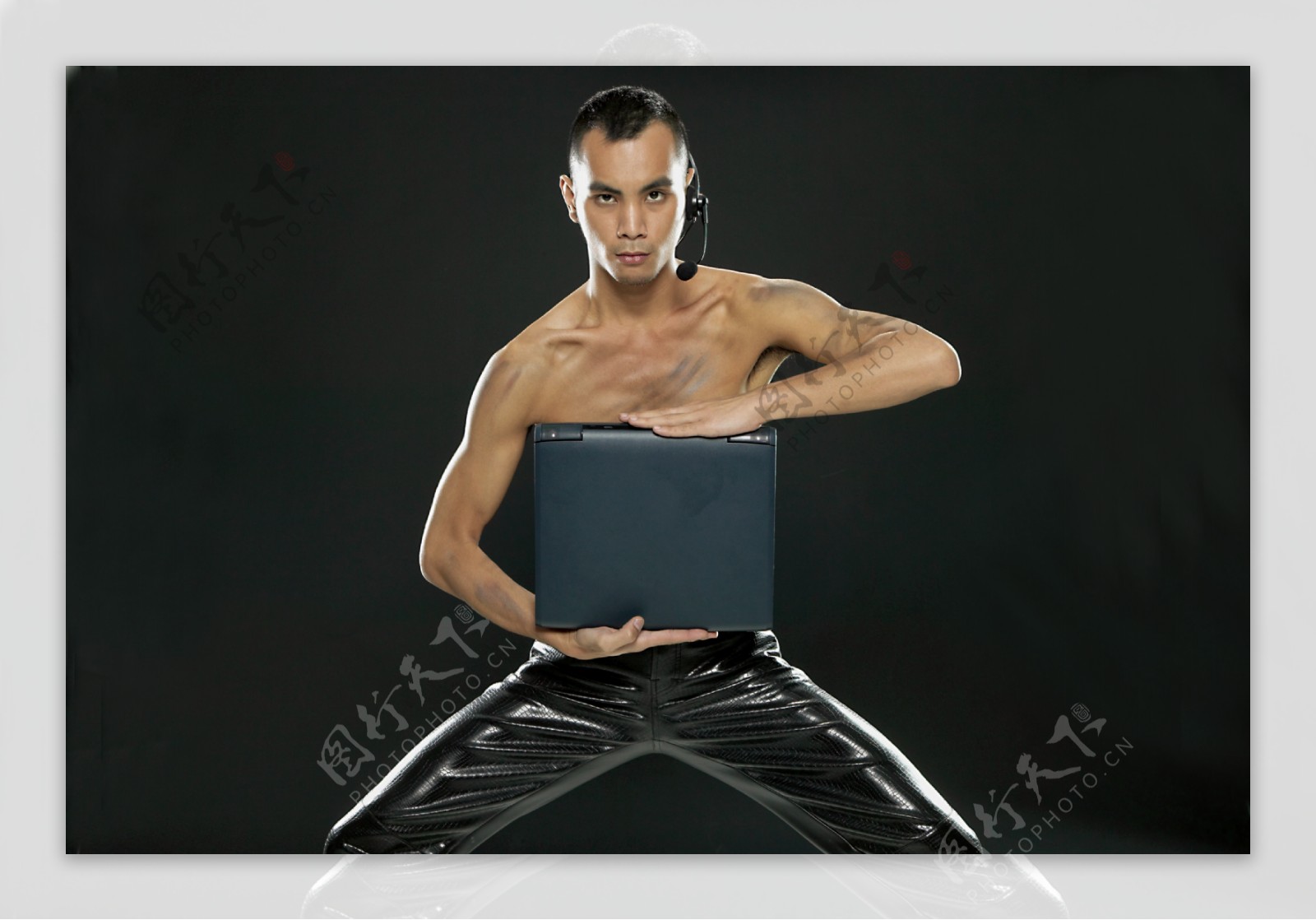 笔记本电脑代言人男性模特图片