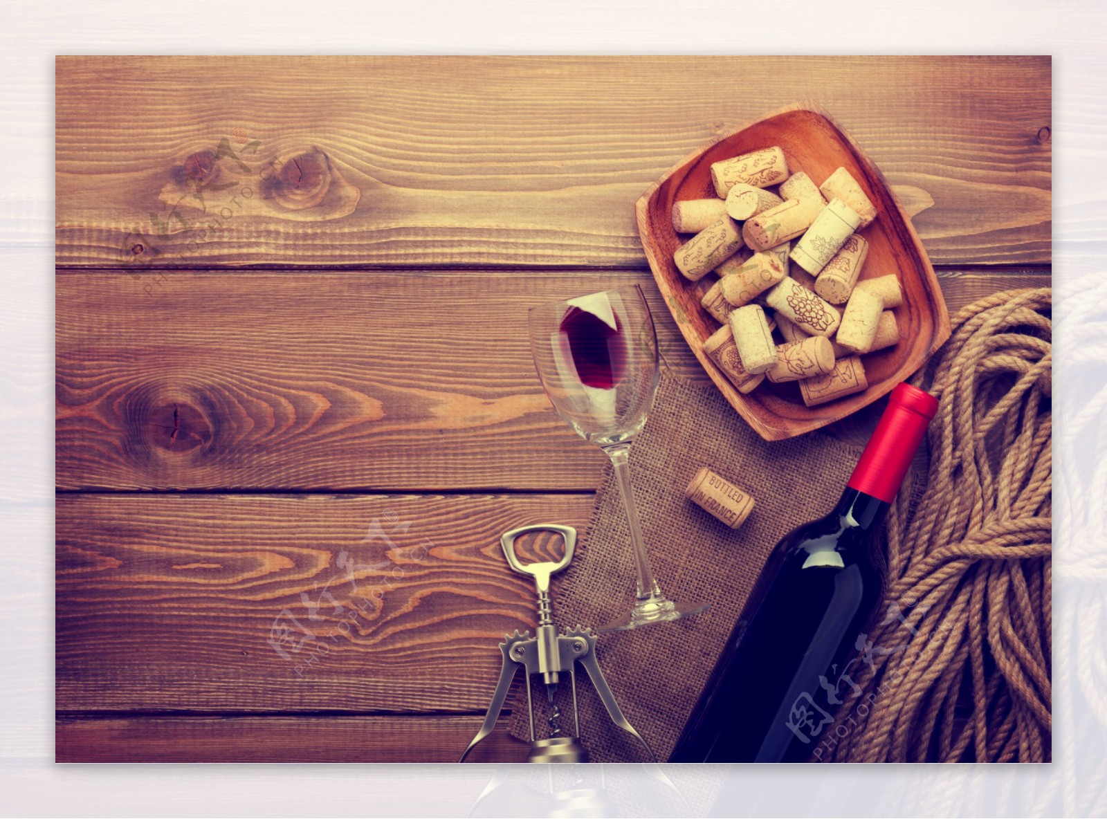 木板背景与葡萄酒图片