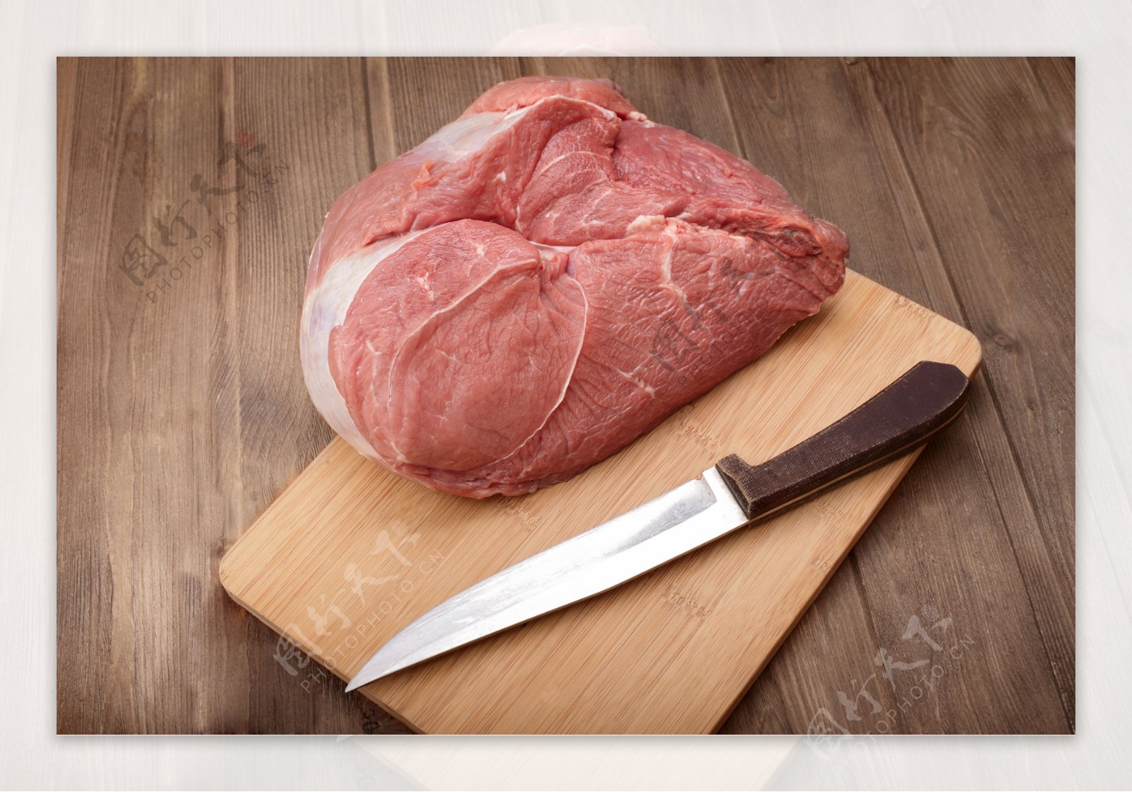 砧板上的瘦肉与刀图片