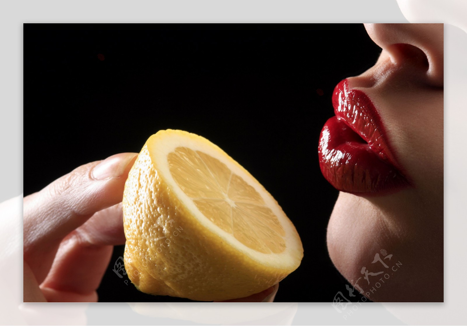 性感嘴唇与柠檬图片