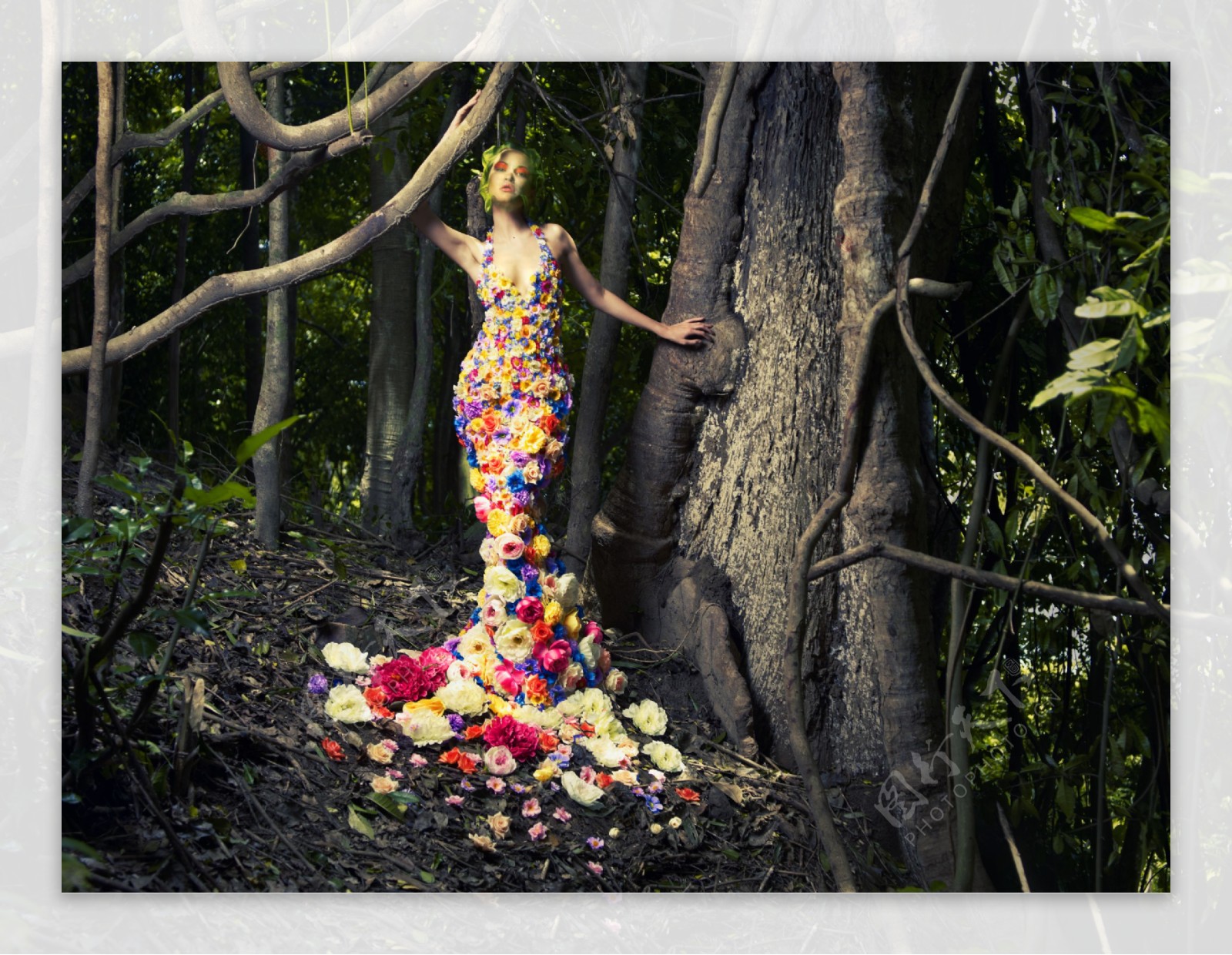 树林里穿着花朵衣服的美女图片