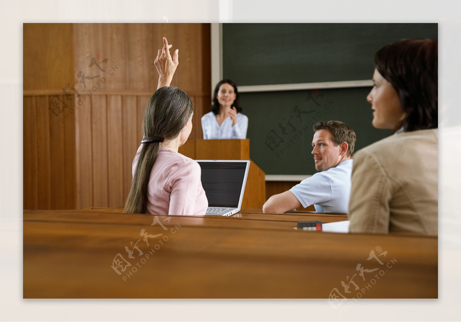 课堂上举手提问的女人图片