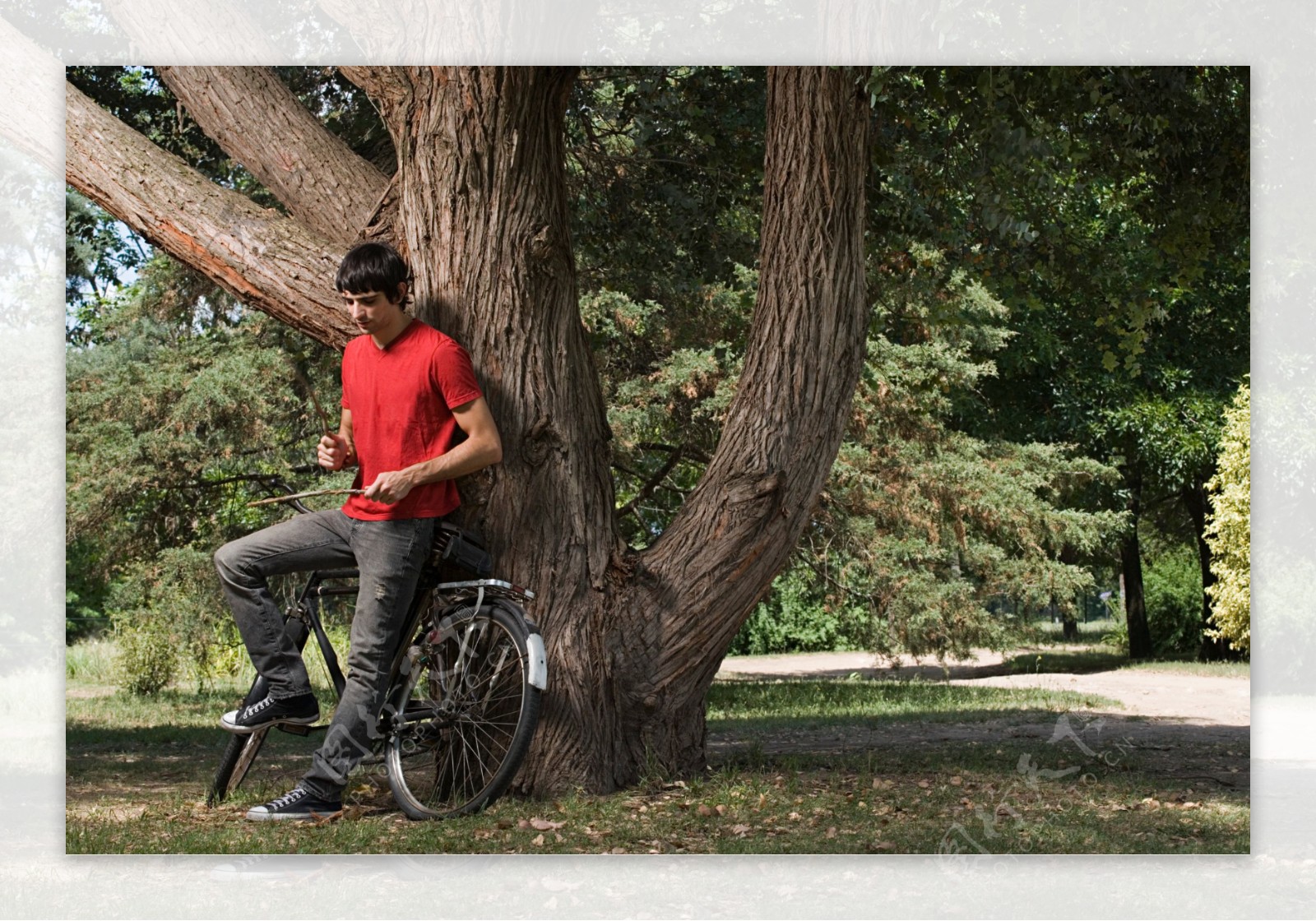 坐在自行车上的外国男生图片