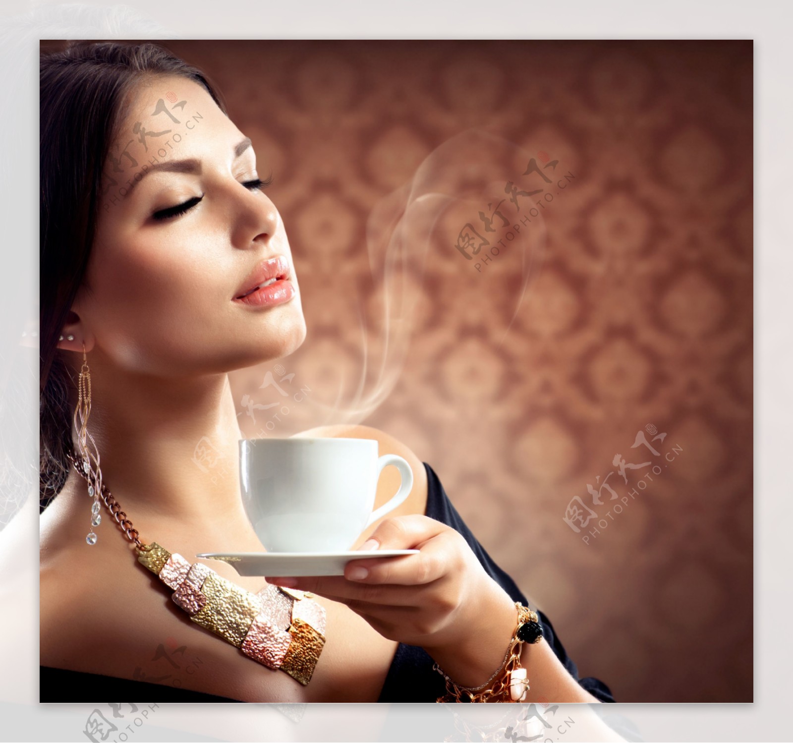 正在喝咖啡的美女图片
