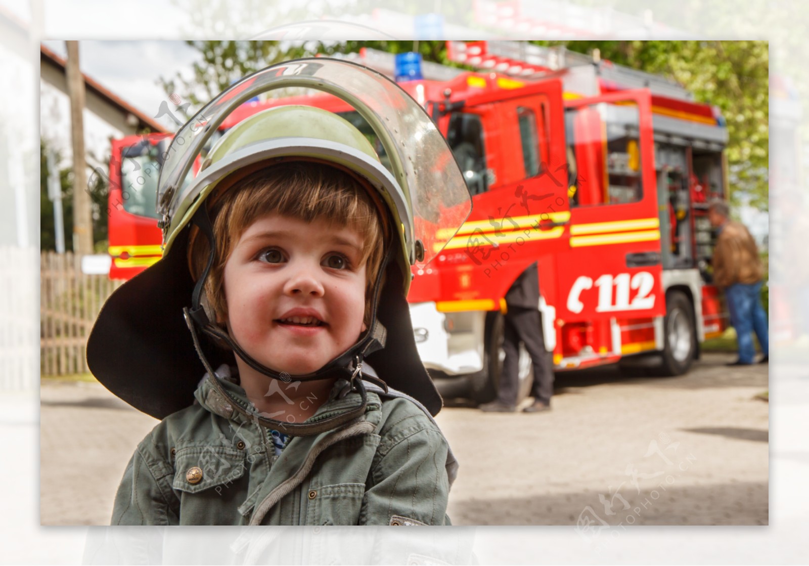 儿童消防队员图片