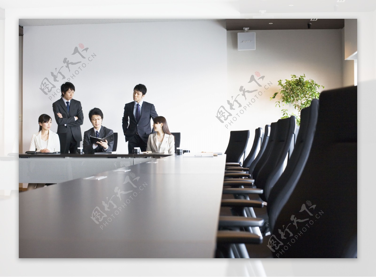 会议室的商务男女图片