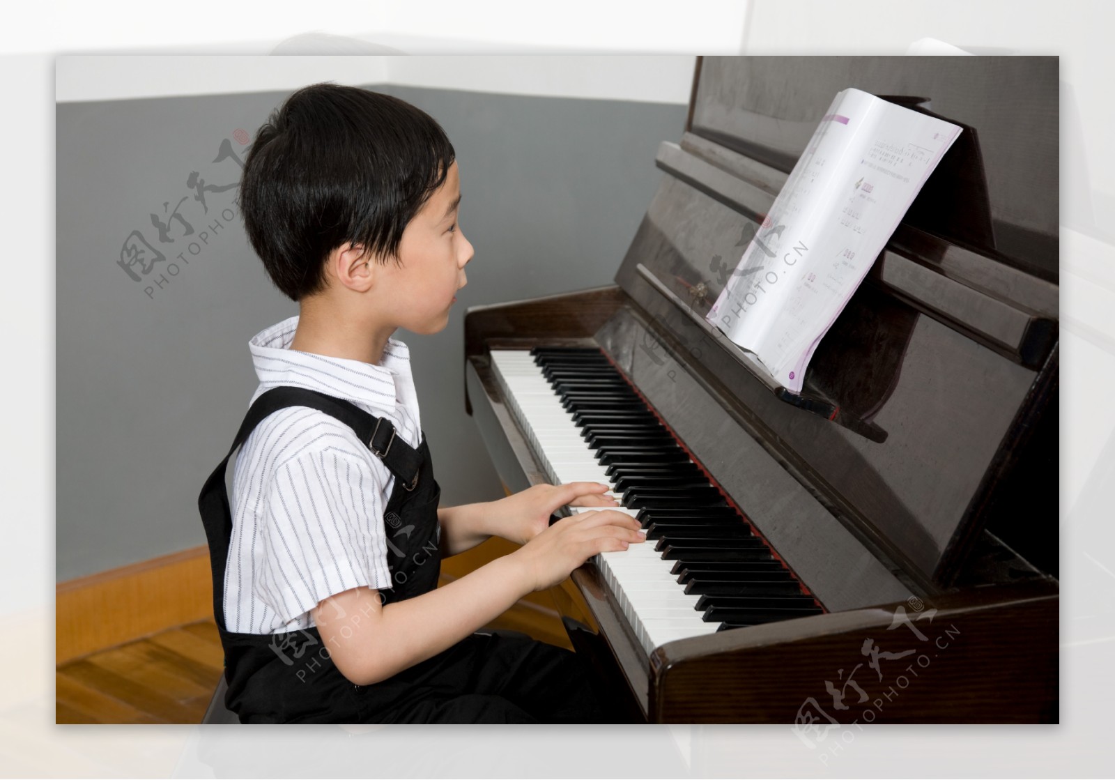 弹钢琴的小孩图片