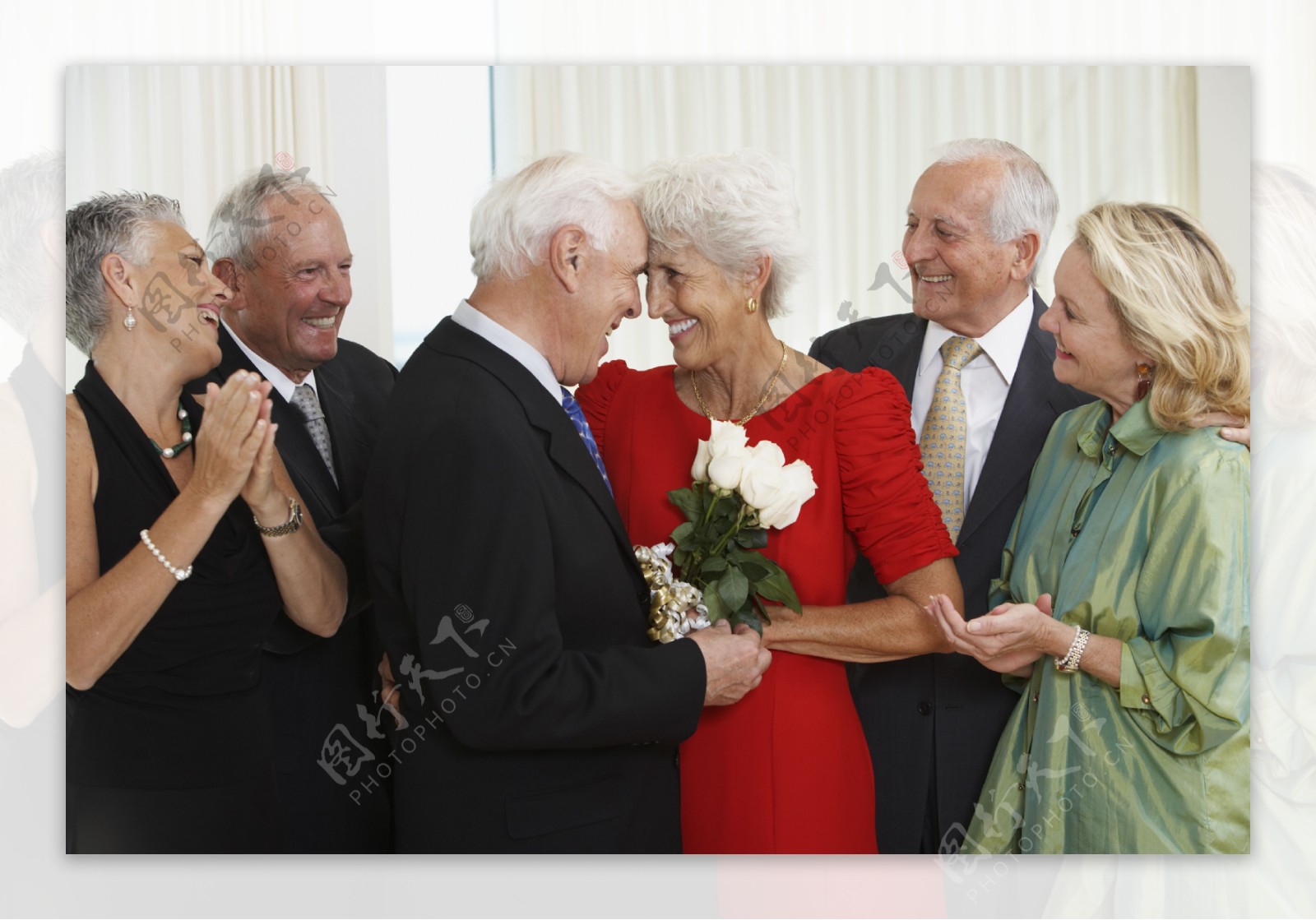 手捧鲜花的老年夫妻图片