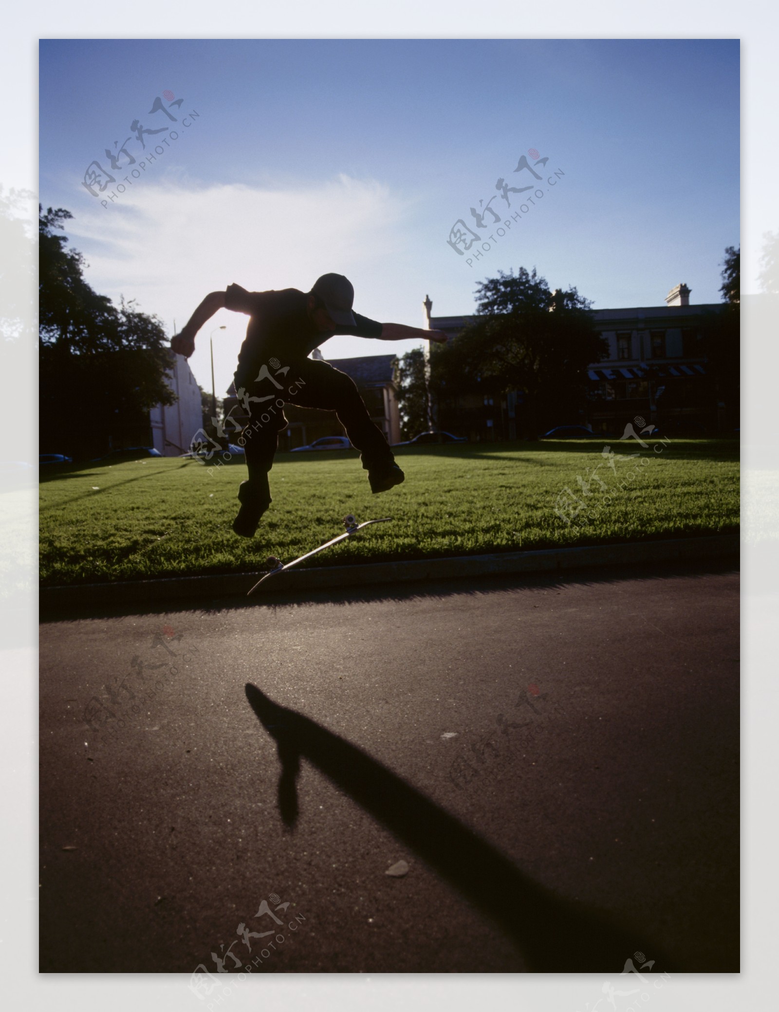 跳跃的时尚滑板青年图片