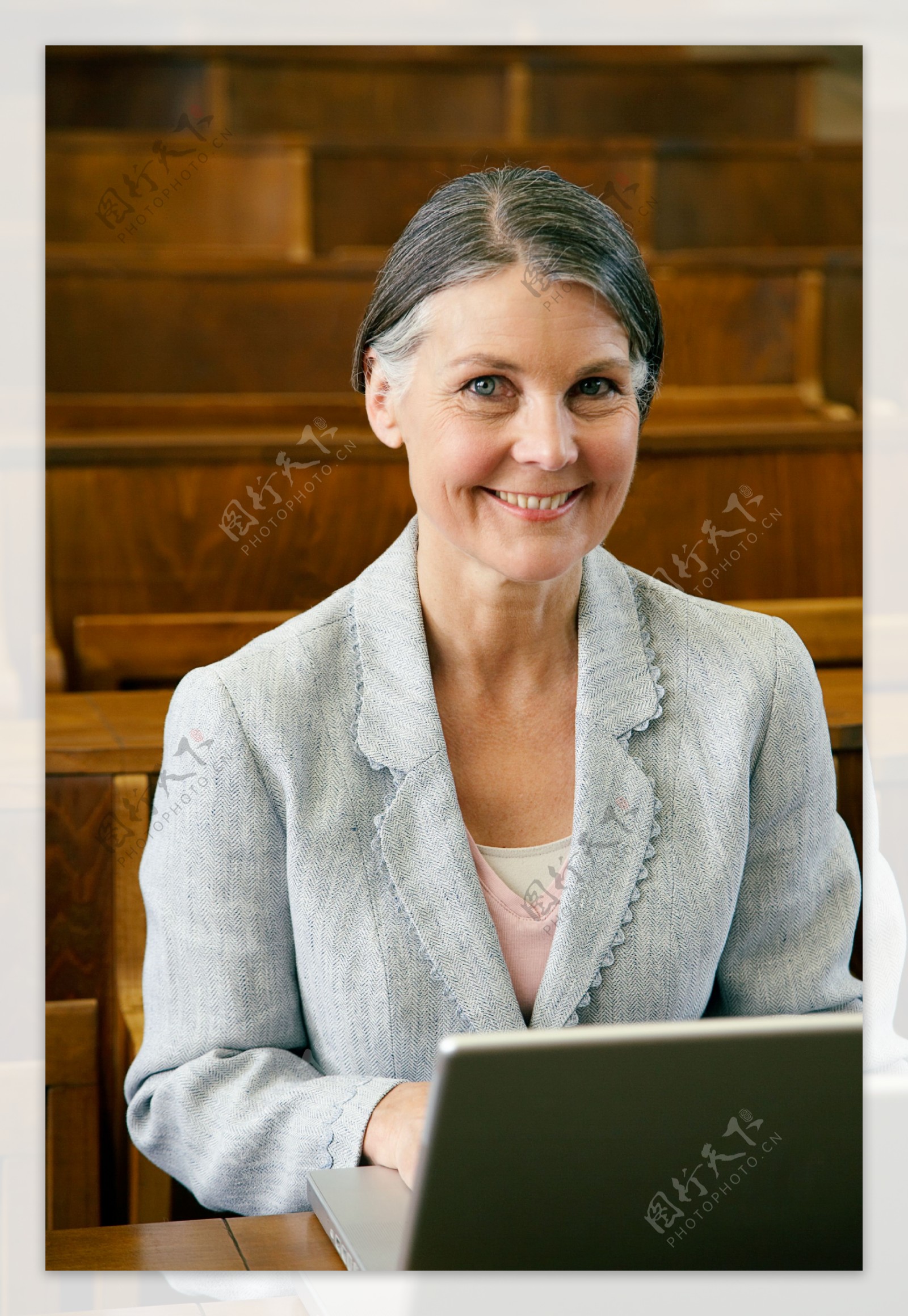 正在用电脑的女人图片