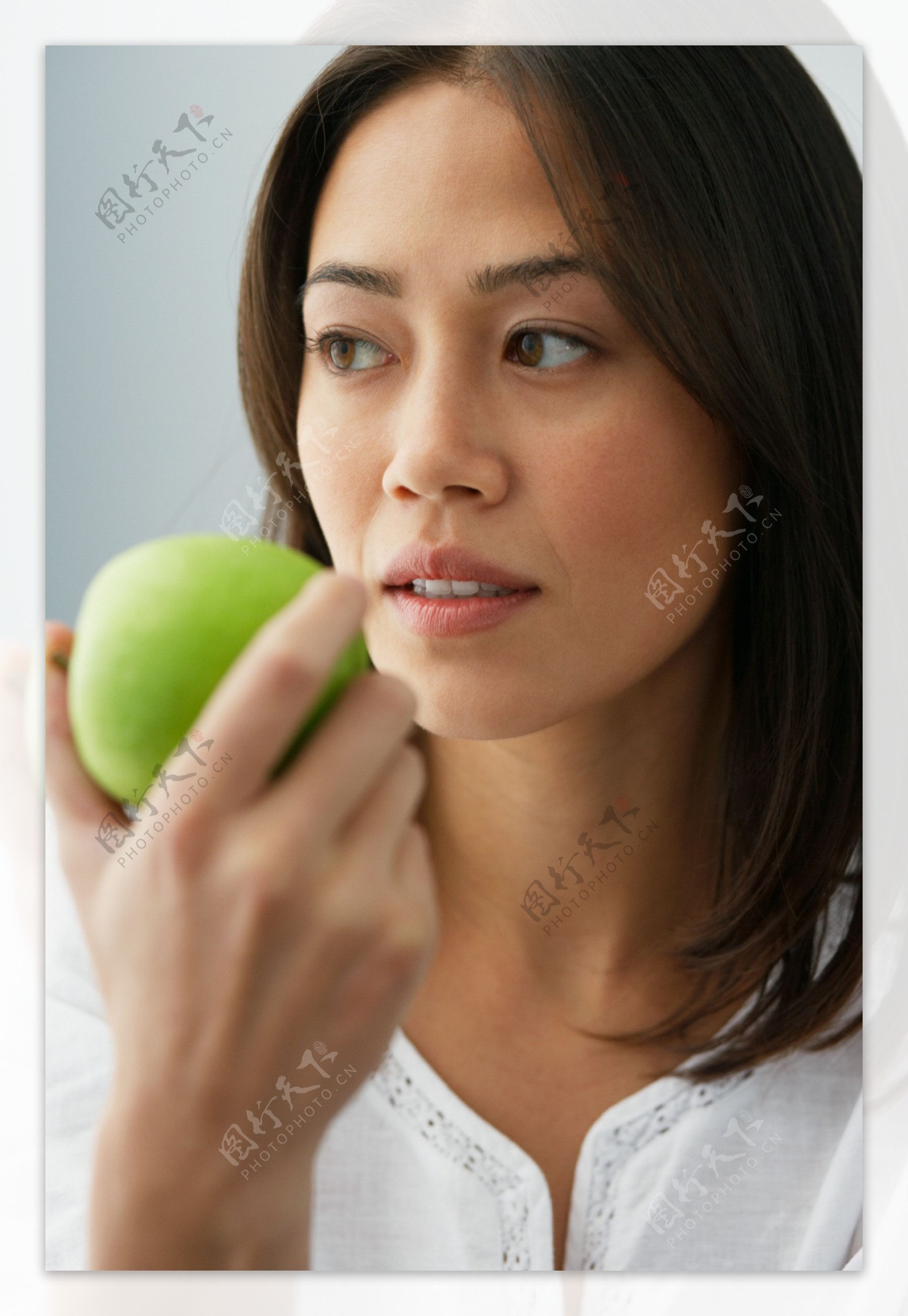 拿着苹果的女人图片