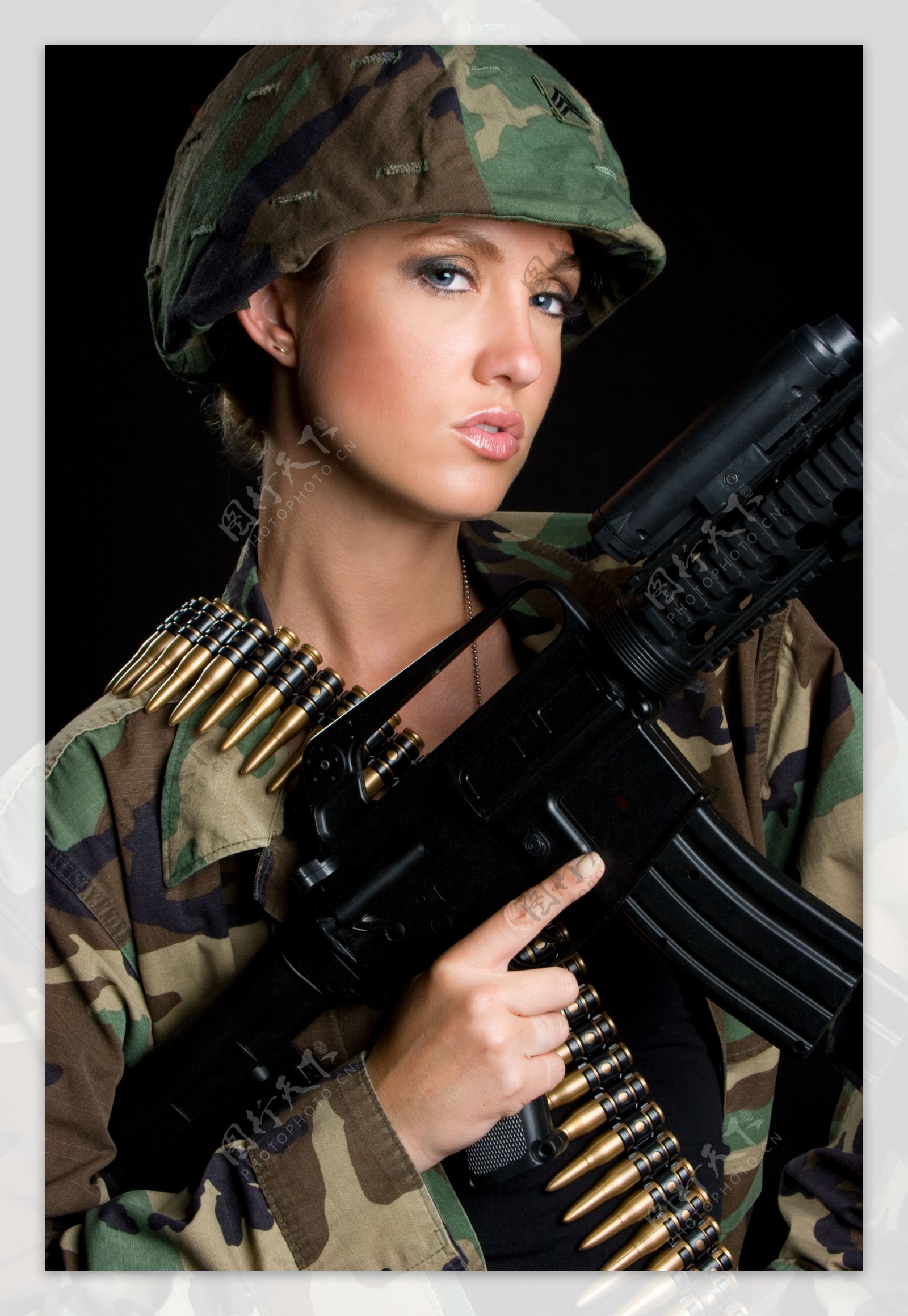 手拿冲锋枪的女兵图片