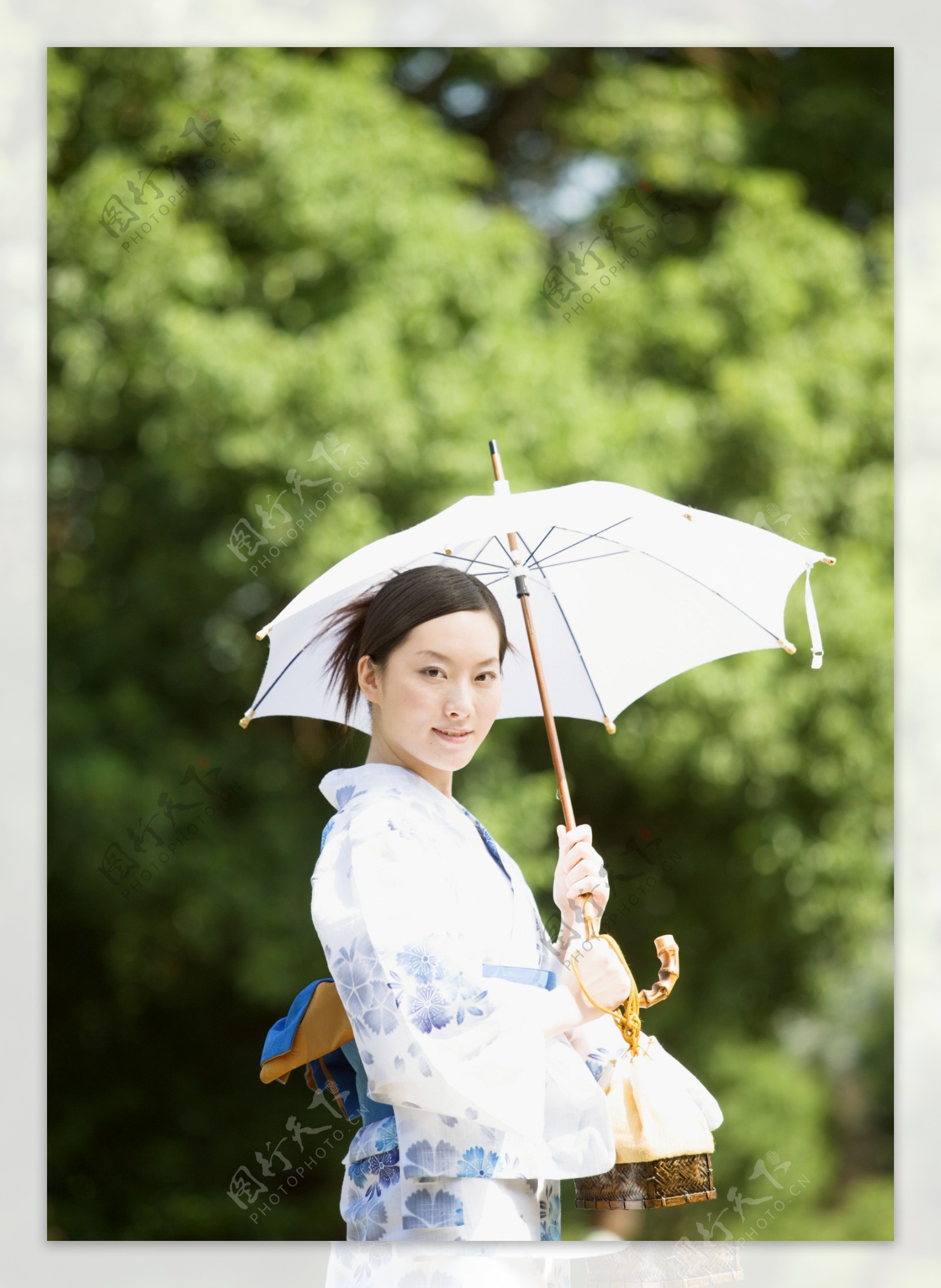 打太阳伞的日本美女图片