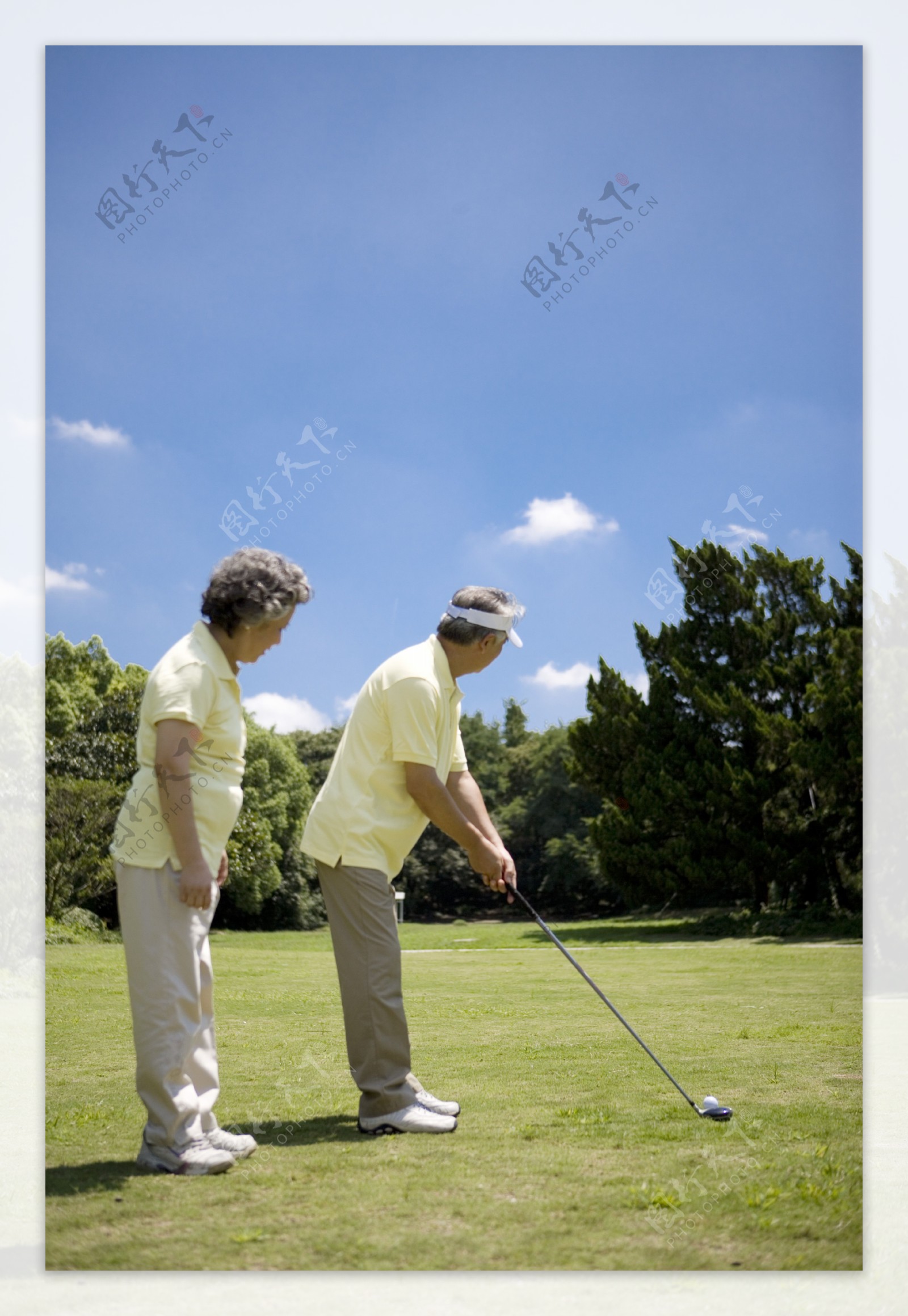 老年夫妻打高夫尔球图片