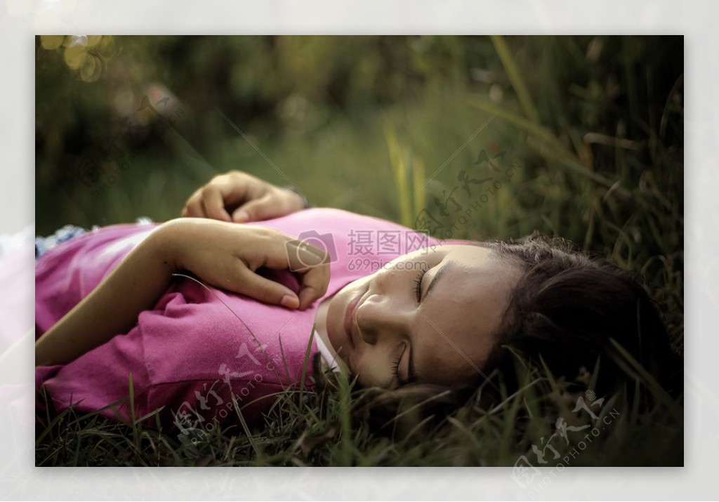 躺在草丛中的女子