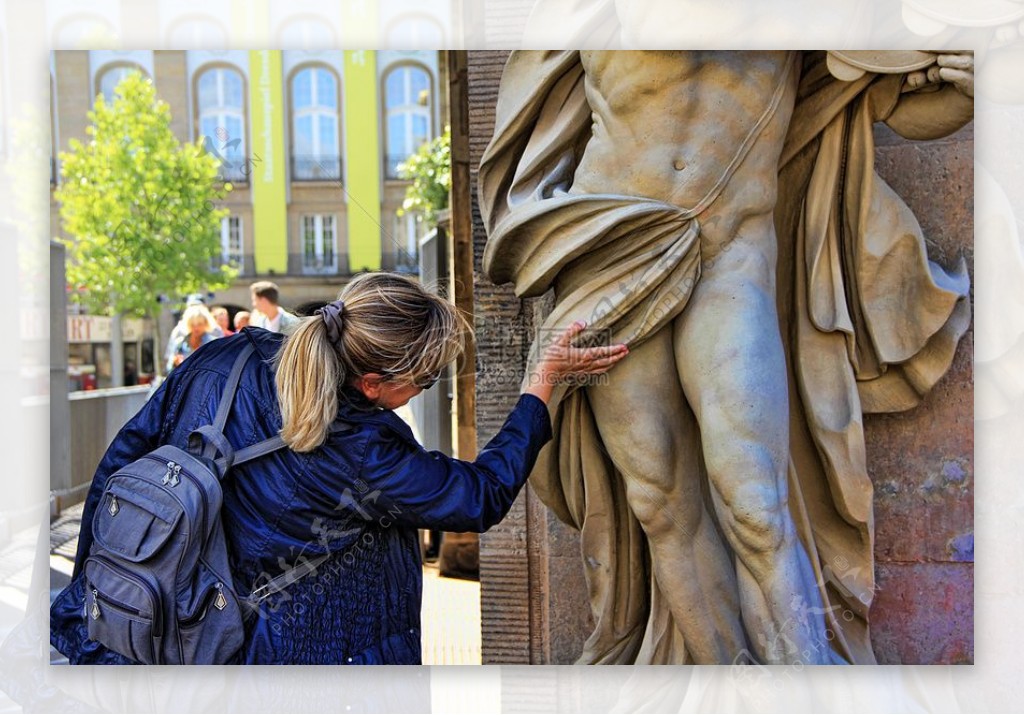 观察雕像的女人