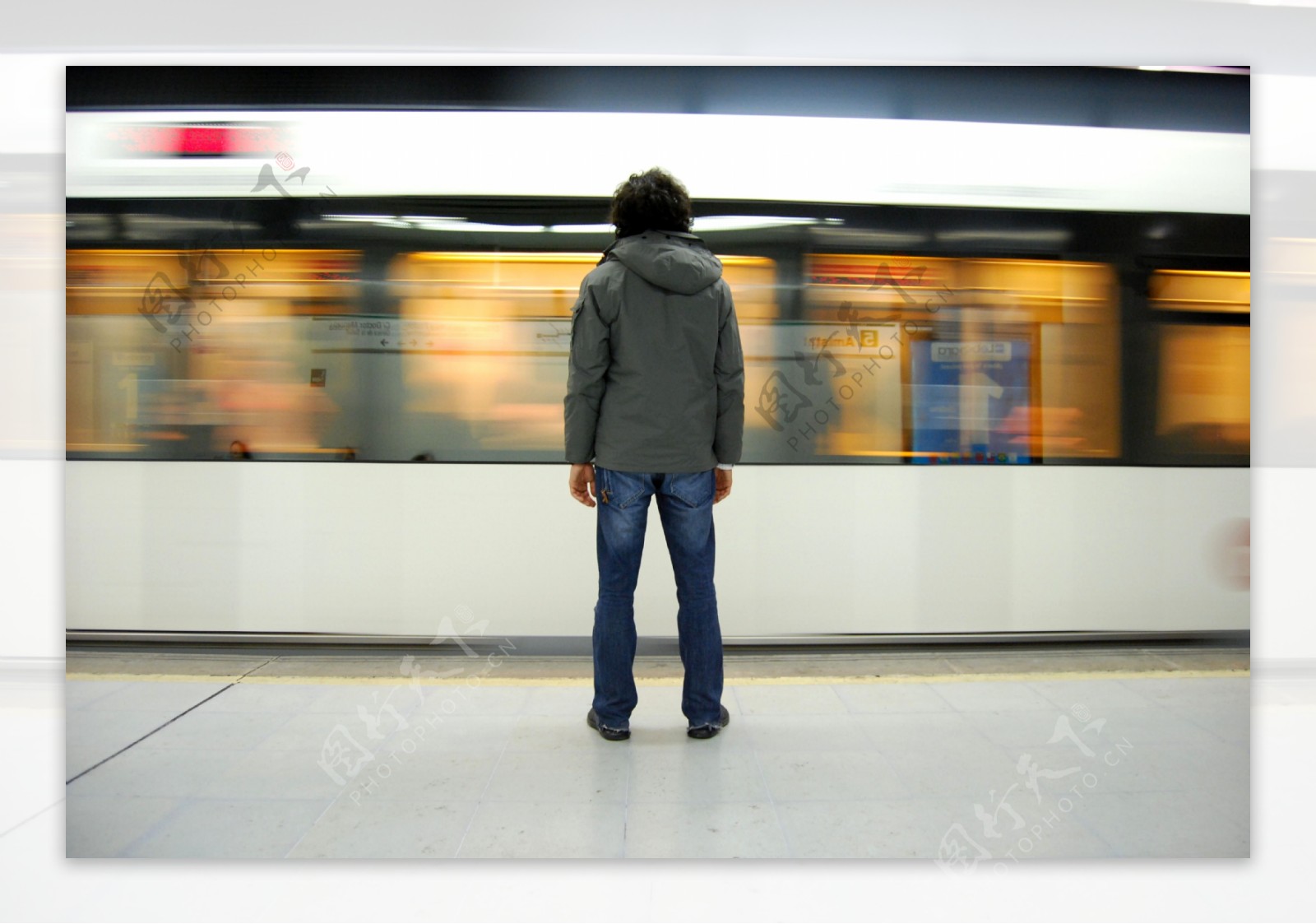 等地铁的男人图片