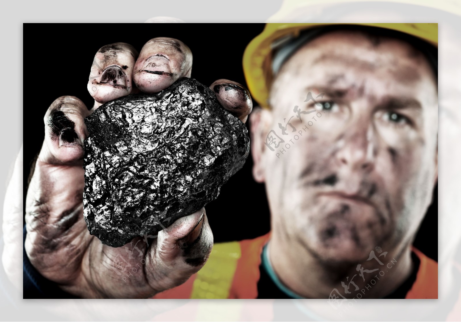 拿着煤碳的工人图片