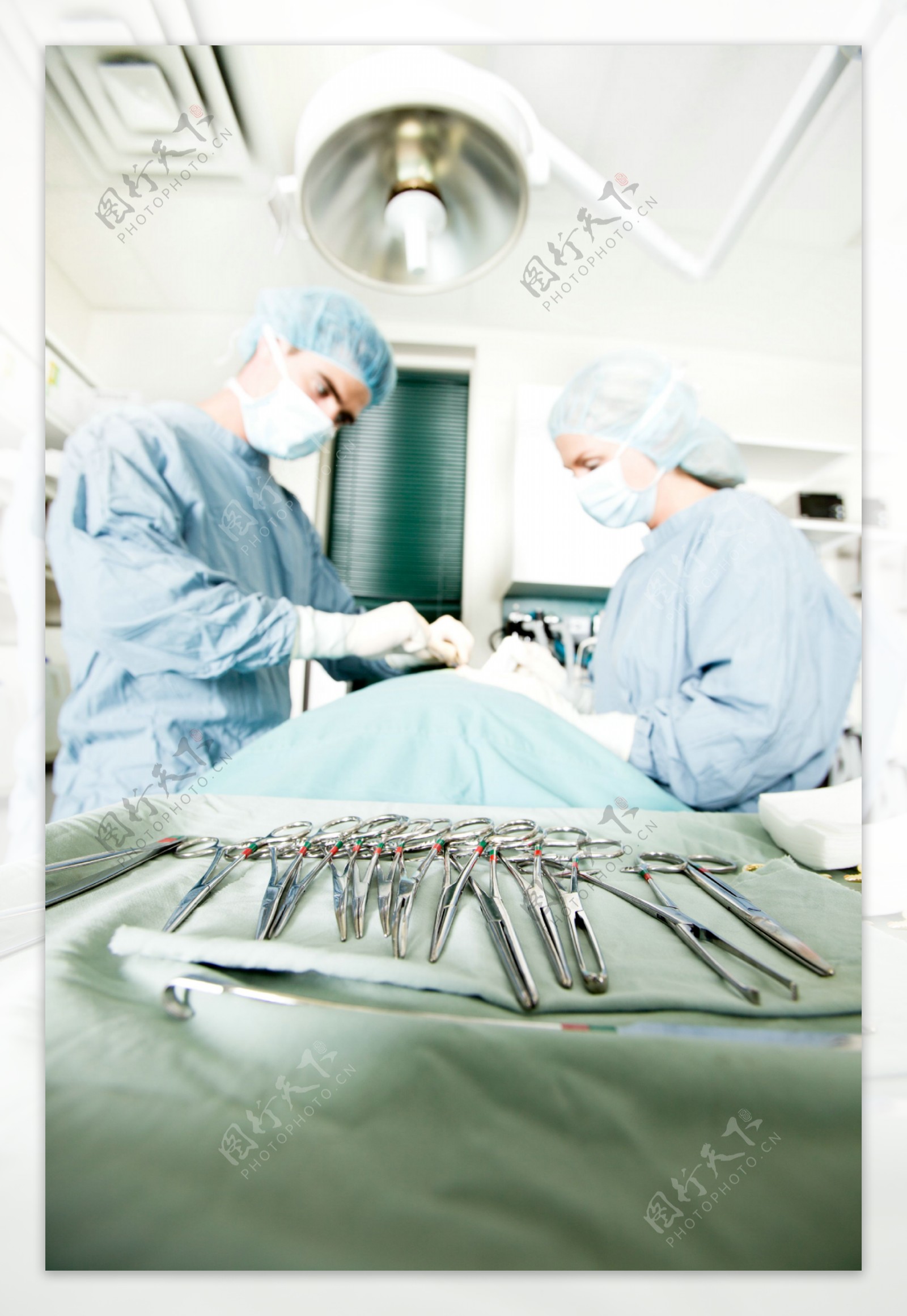 做手术的医生与手术刀图片